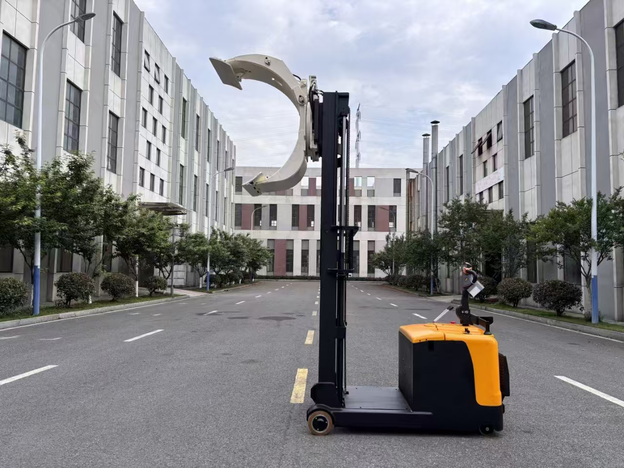 Balanced Counterweight Paper Roll Clamp Electric stacker 7