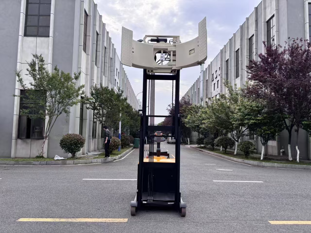 Balanced Counterweight Paper Roll Clamp Electric stacker 5