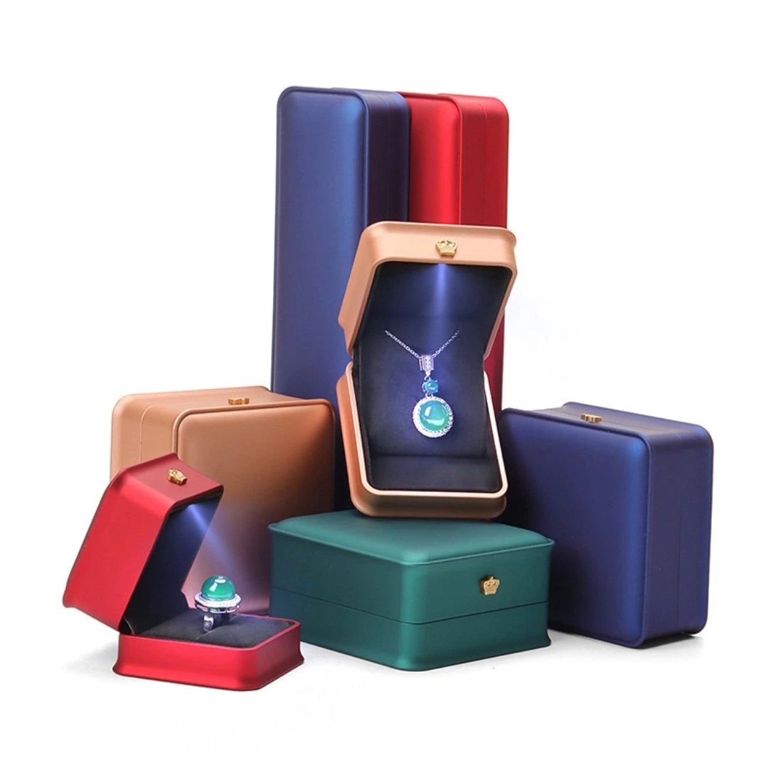 Crown Buckle LED Lights Lacquer Jewelry Box Ring Pendant Earrings Bracelet Jewelry Gift Boxes 1