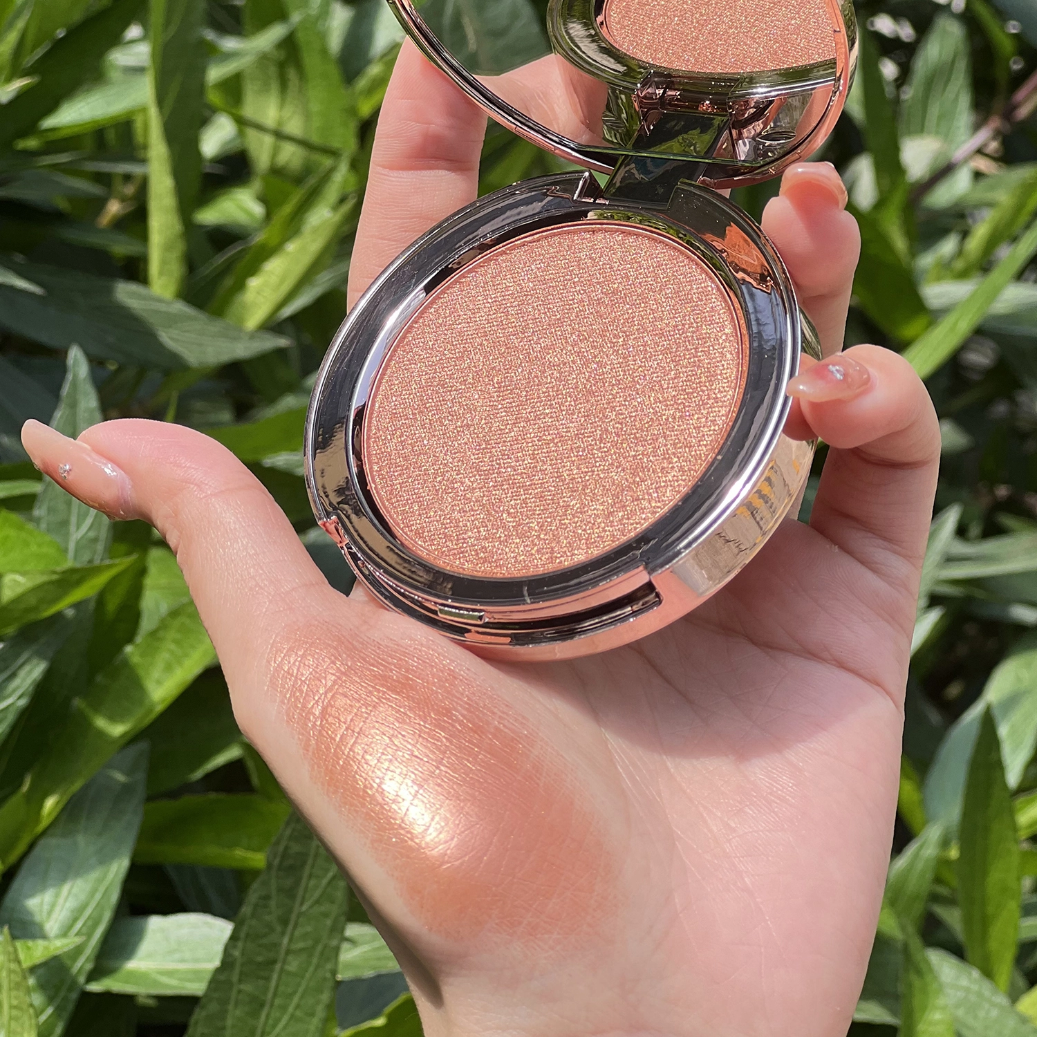 Lightweight, luxurious, rose gold, high pigment, easy to use, natural, cruelty-free, vegan, blendable, powder blush 1