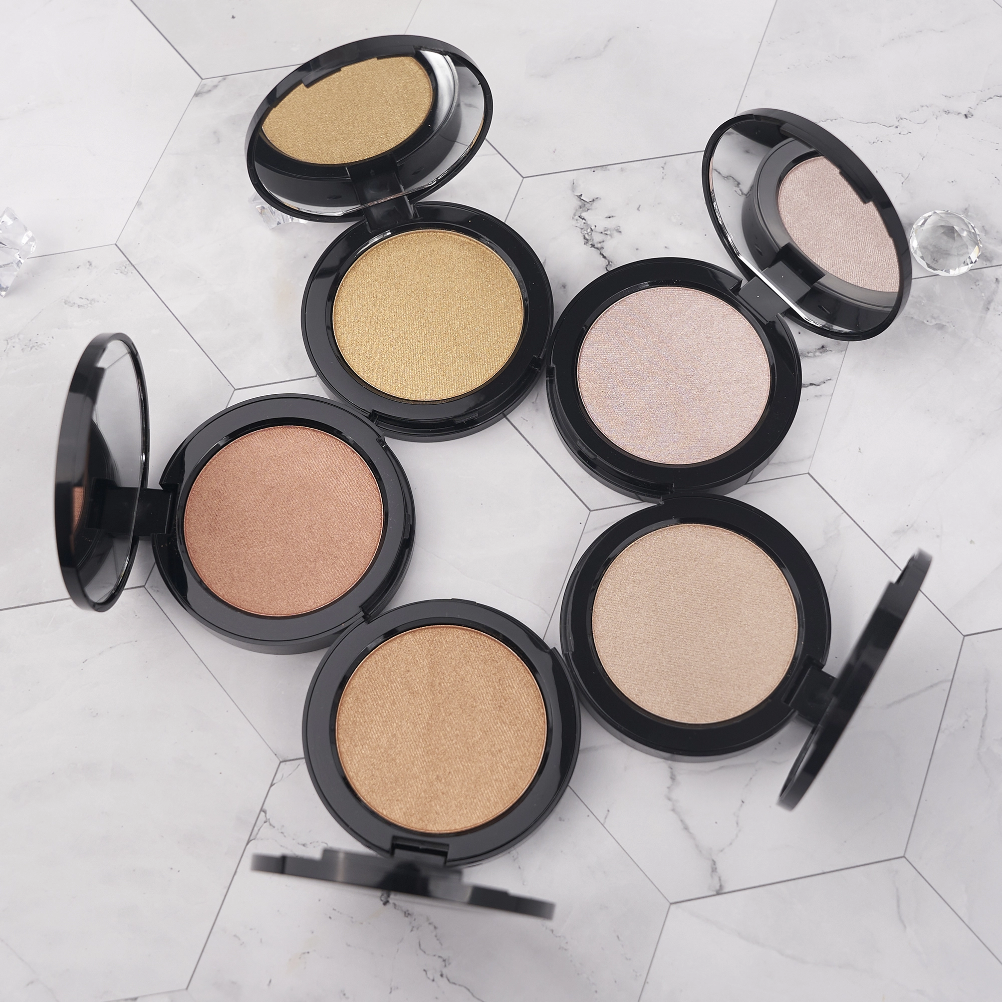 black container ,high shimmer, easy to use, natural, cruelty-free, vegan, blendable,Silky smooth powder powder highlighter 1