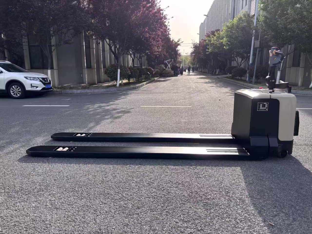 New 6 Ton Electric Pallet Truck with Long Forks for Warehouses and Logistics Energy Efficient Forklift 9