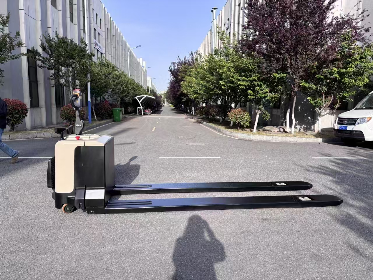 New 6 Ton Electric Pallet Truck with Long Forks for Warehouses and Logistics Energy Efficient Forklift 7