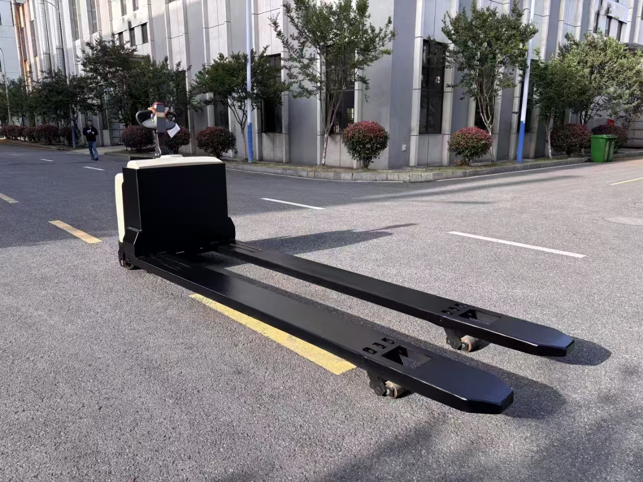 New 6 Ton Electric Pallet Truck with Long Forks for Warehouses and Logistics Energy Efficient Forklift 6