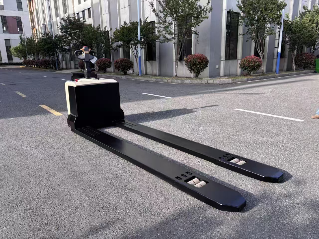 New 6 Ton Electric Pallet Truck with Long Forks for Warehouses and Logistics Energy Efficient Forklift 5