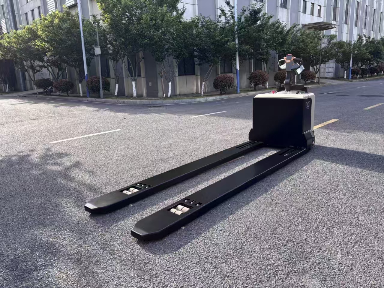 New 6 Ton Electric Pallet Truck with Long Forks for Warehouses and Logistics Energy Efficient Forklift 2
