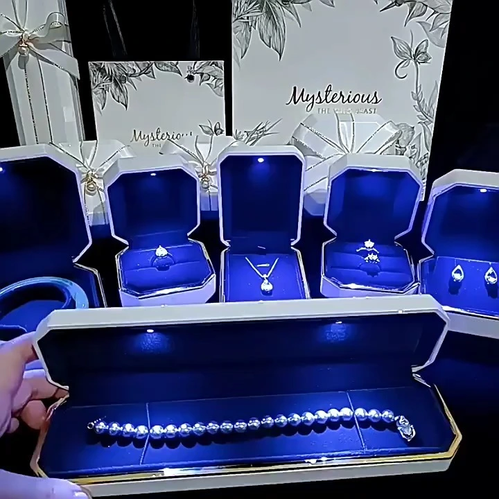 High-grade baking lacquer gold-rimmed LED light jewelry box single pair ring necklace earrings bracelet pendant watch jewelry gift box 1