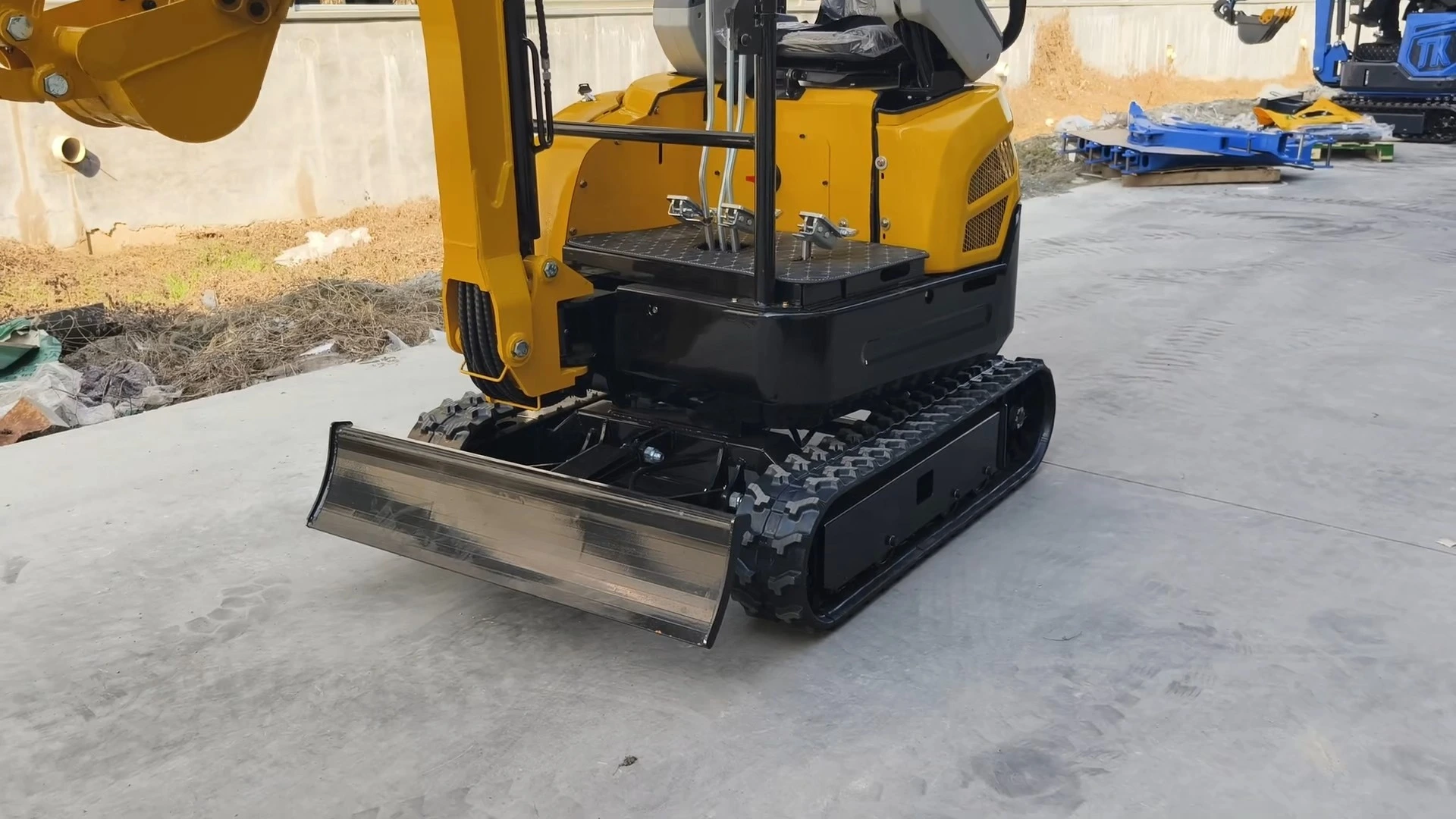 Mini Excavator 1.5ton Farm Garden Digger Machine Household Crawler Mini Excavator Price 1