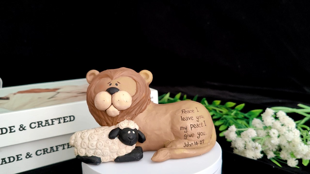 Figurita de resina de león y cordero pacífico: una decoración de fe inspiradora para el hogar, la oficina y la iglesia