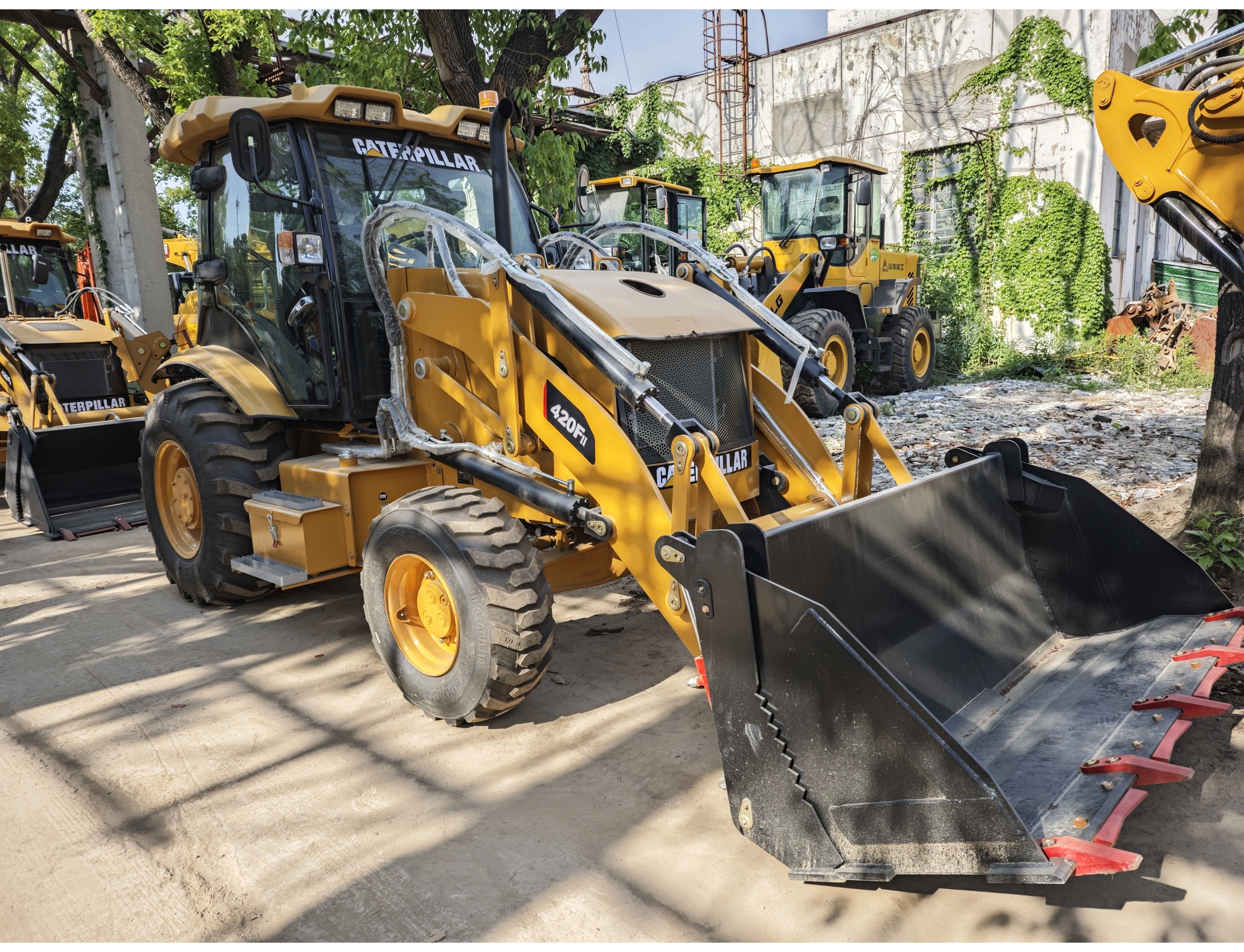 2024 CAT 420F2 BEGERI BACKHOE LOADER KUALITAS TINGGI TANGAN KEDUA STOIDER DI STAIK DI SHANGHAI YARD 1