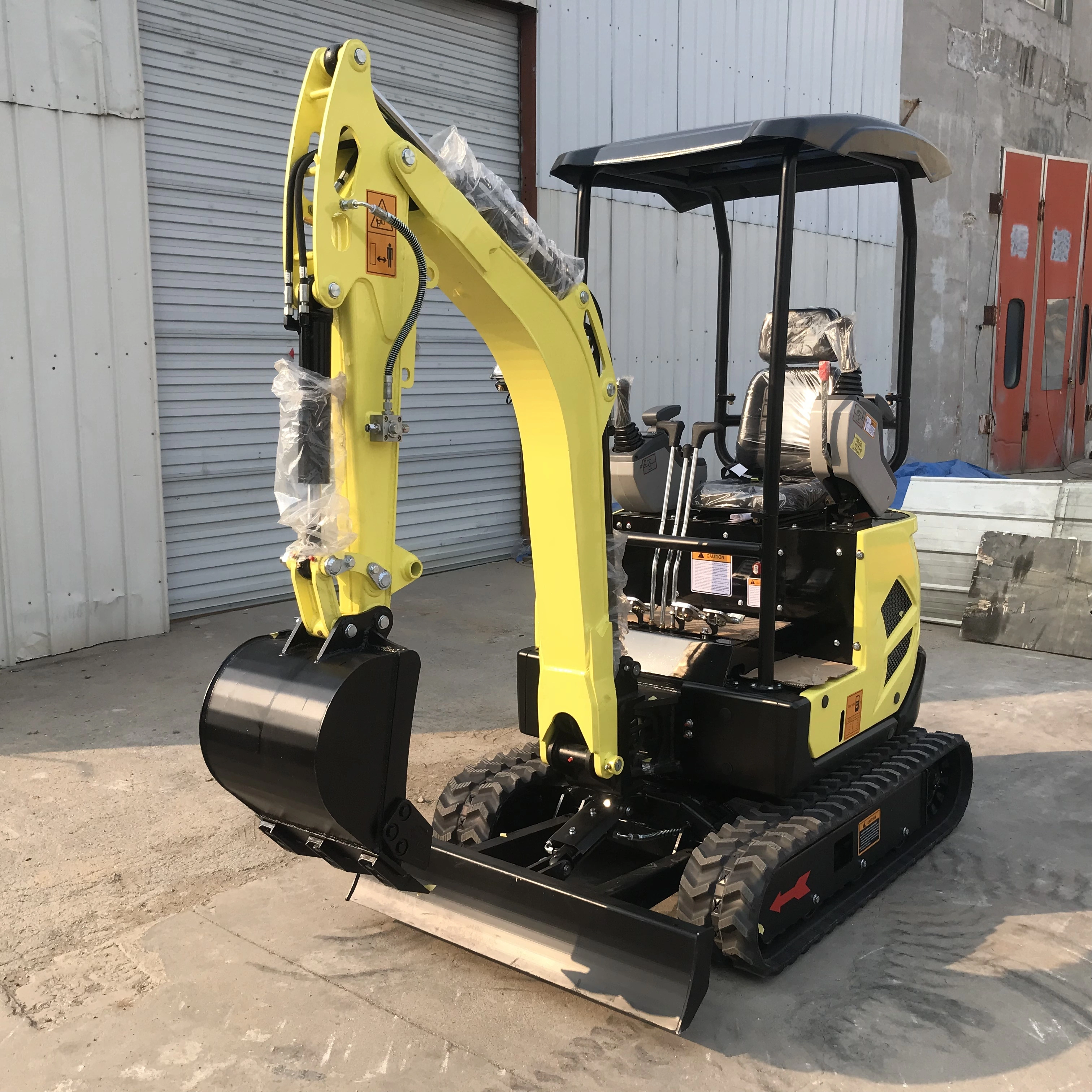 1.5 Ton Compact Hydraulic Digger with Rubber Tracks 1