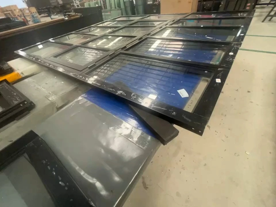 Porte de garage en verre complet à la maison maître avec porte à travers pour un accès facile 1