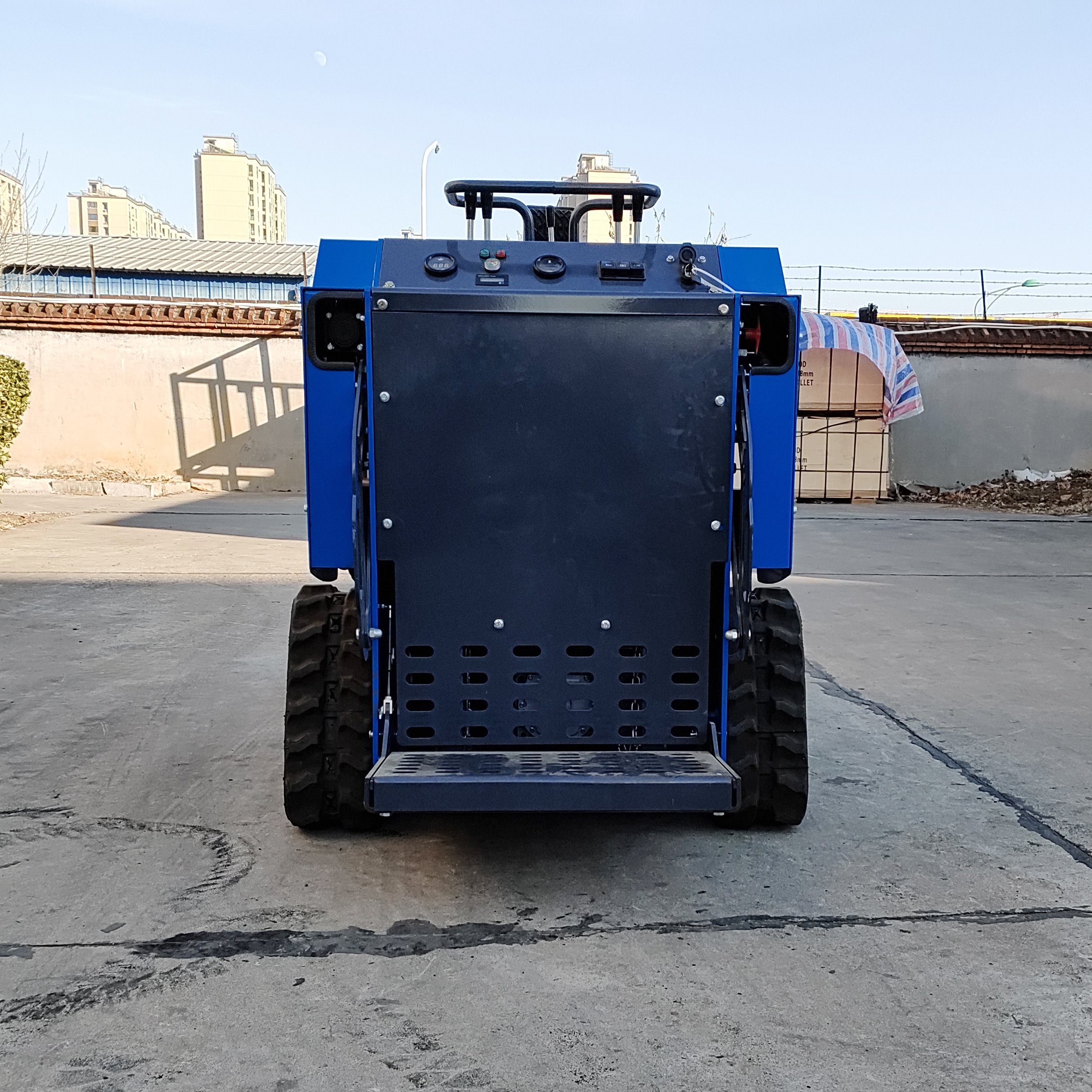 Chargeuse compacte à direction différentielle étroite, mini-carrosserie à virages flexibles, idéale pour la construction de routes communautaires 4
