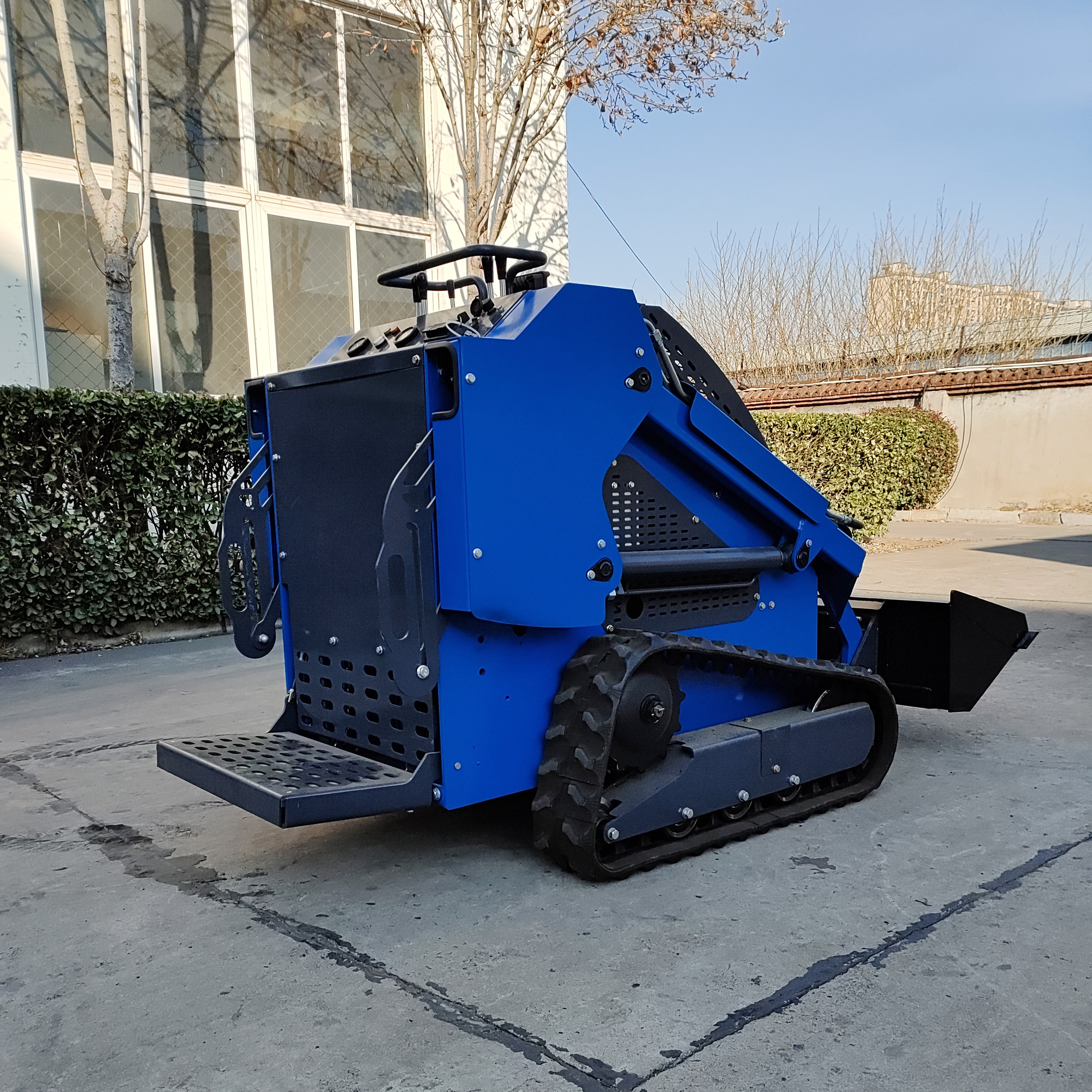 Chargeuse compacte à direction différentielle étroite, mini-carrosserie à virages flexibles, idéale pour la construction de routes communautaires 3