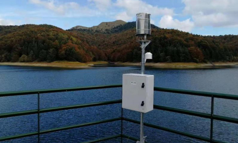 What Instruments Are Included in a Weather Station? 6