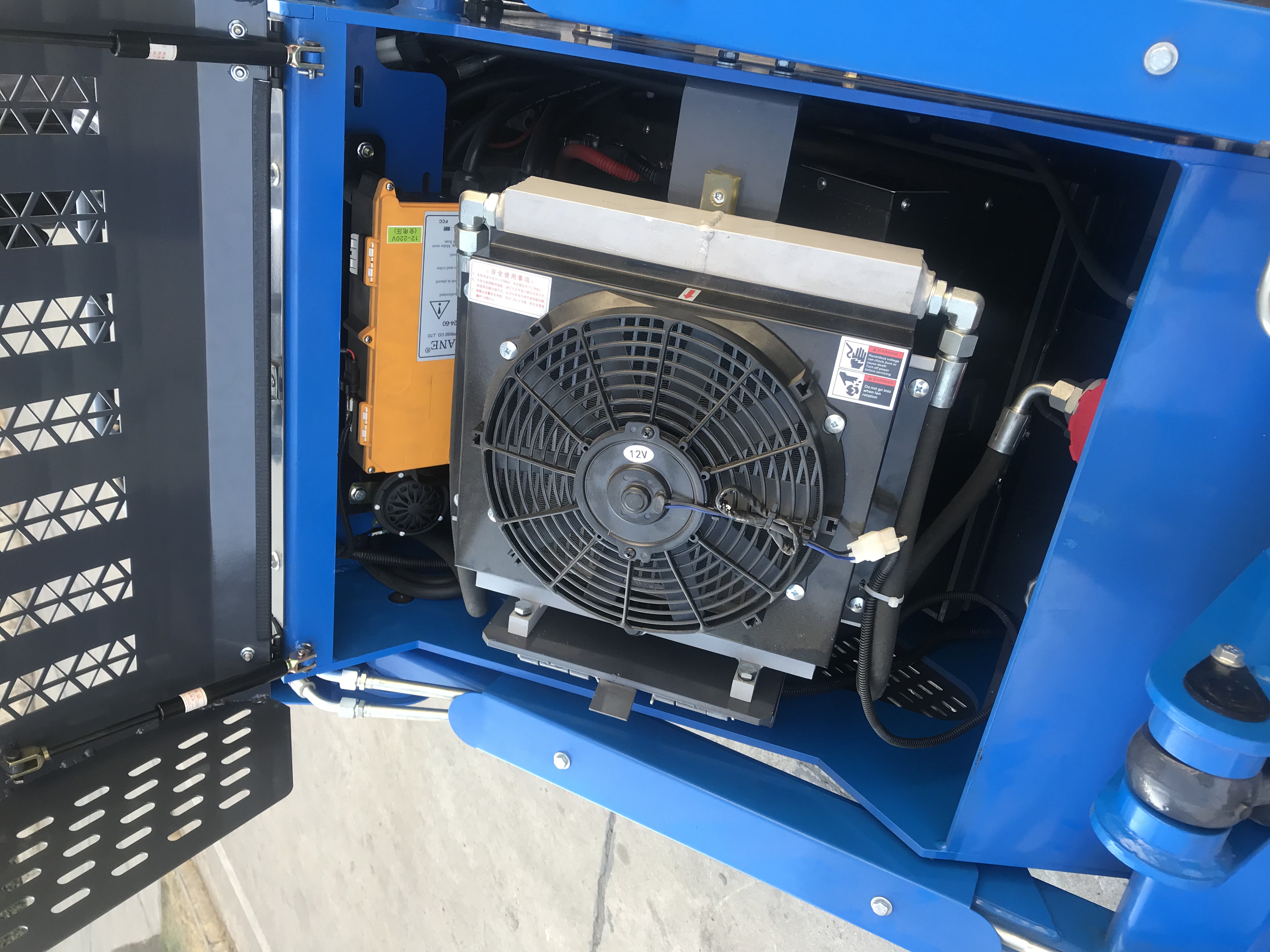 Chargeuse compacte à direction différentielle étroite, mini-carrosserie à virages flexibles, idéale pour la construction de routes communautaires 7