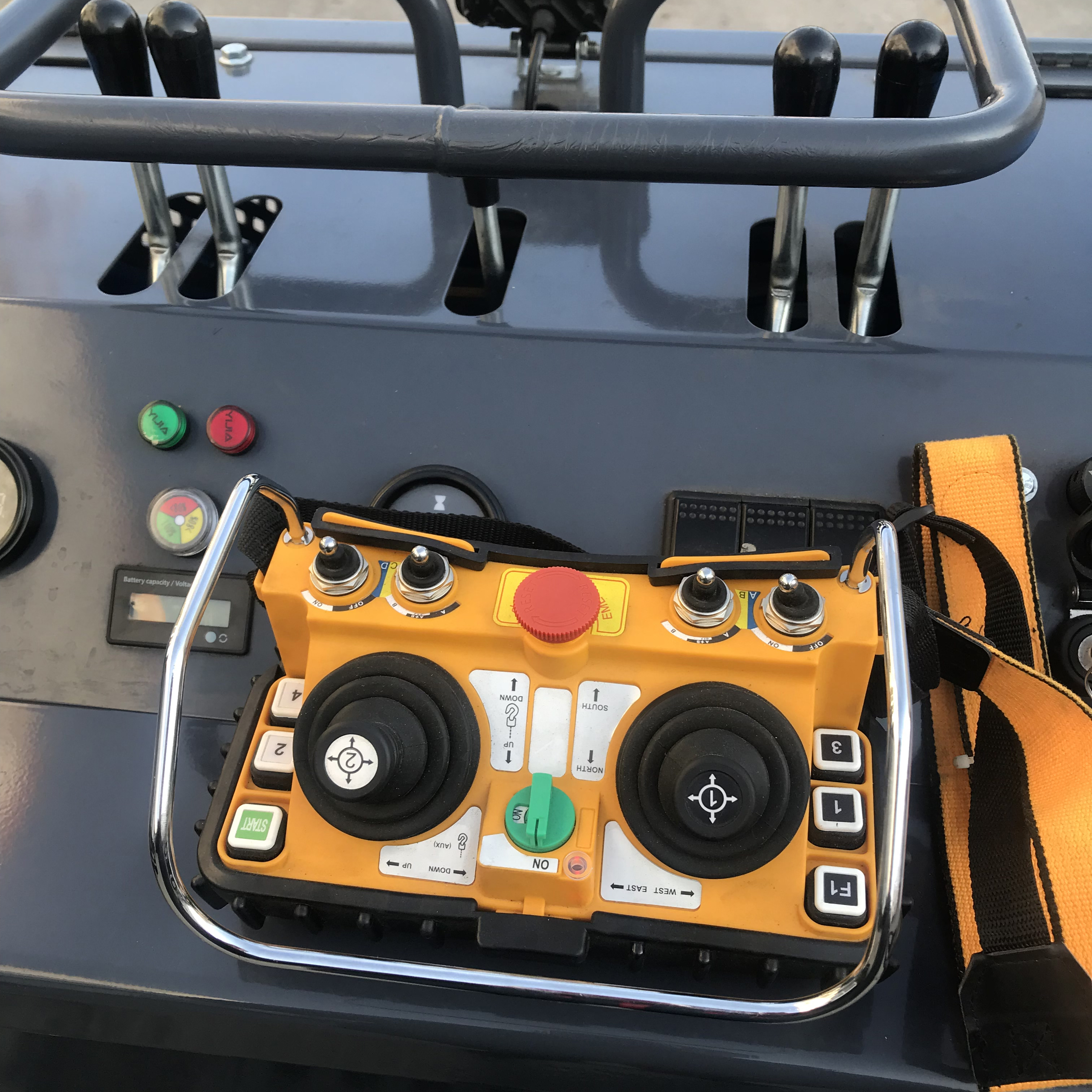 Chargeuse compacte à direction différentielle étroite, mini-carrosserie à virages flexibles, idéale pour la construction de routes communautaires 6