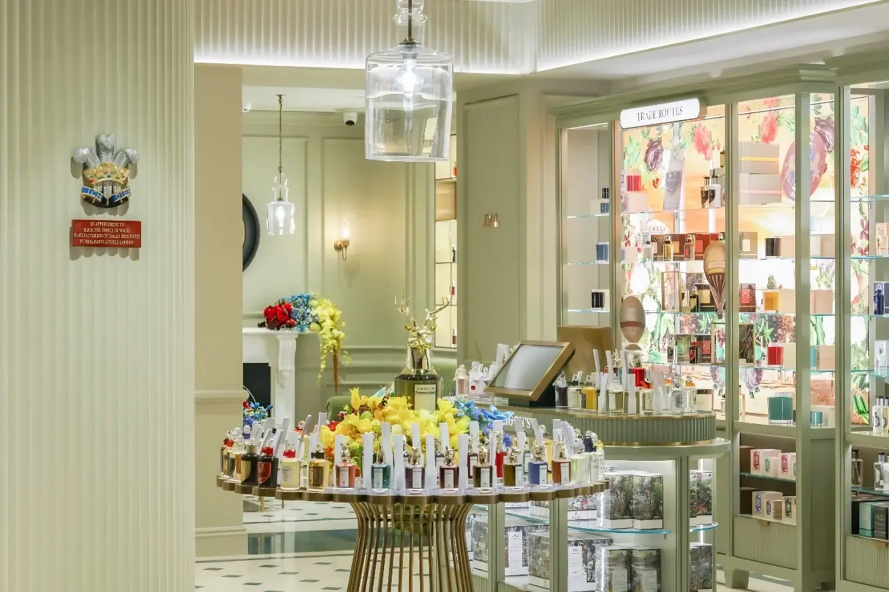 Point of Sale Perfume Displays British Vintage Perfume Showcase Display LUXE ShowcasesCompany 4
