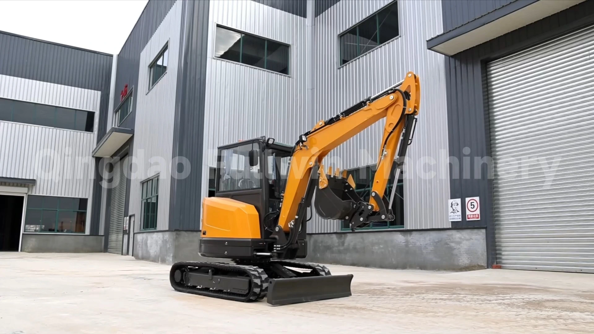 Excavators 4 Ton Prices with Thumb Bucket for SaleCE Euro 5 EPA 4 Hydraulic Micro Small Digger Mini Excavator 1