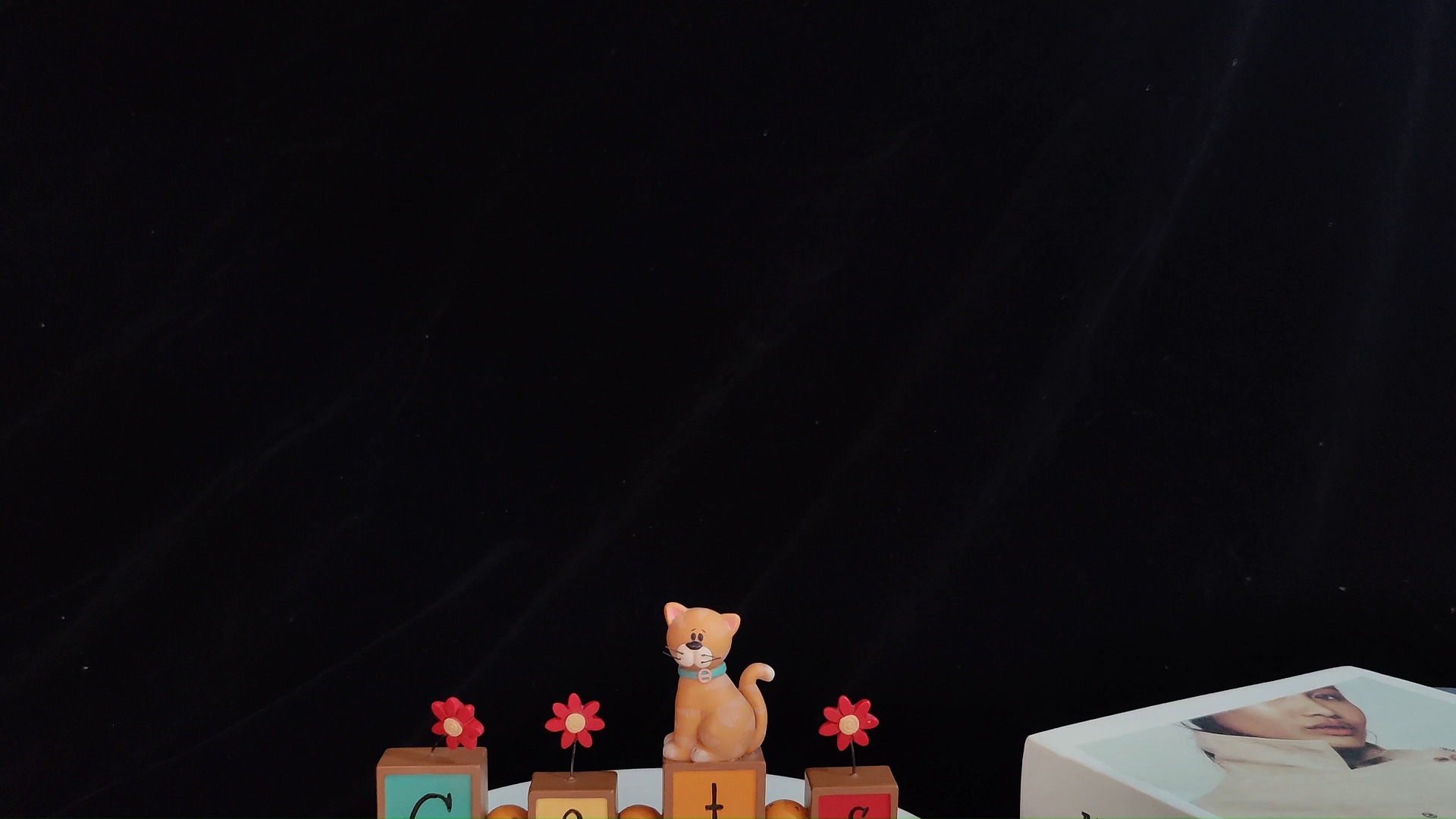 Estatuas de gatos de resina a granel para tiendas de regalos: tamaños/colores personalizados, MOQ bajo para minoristas