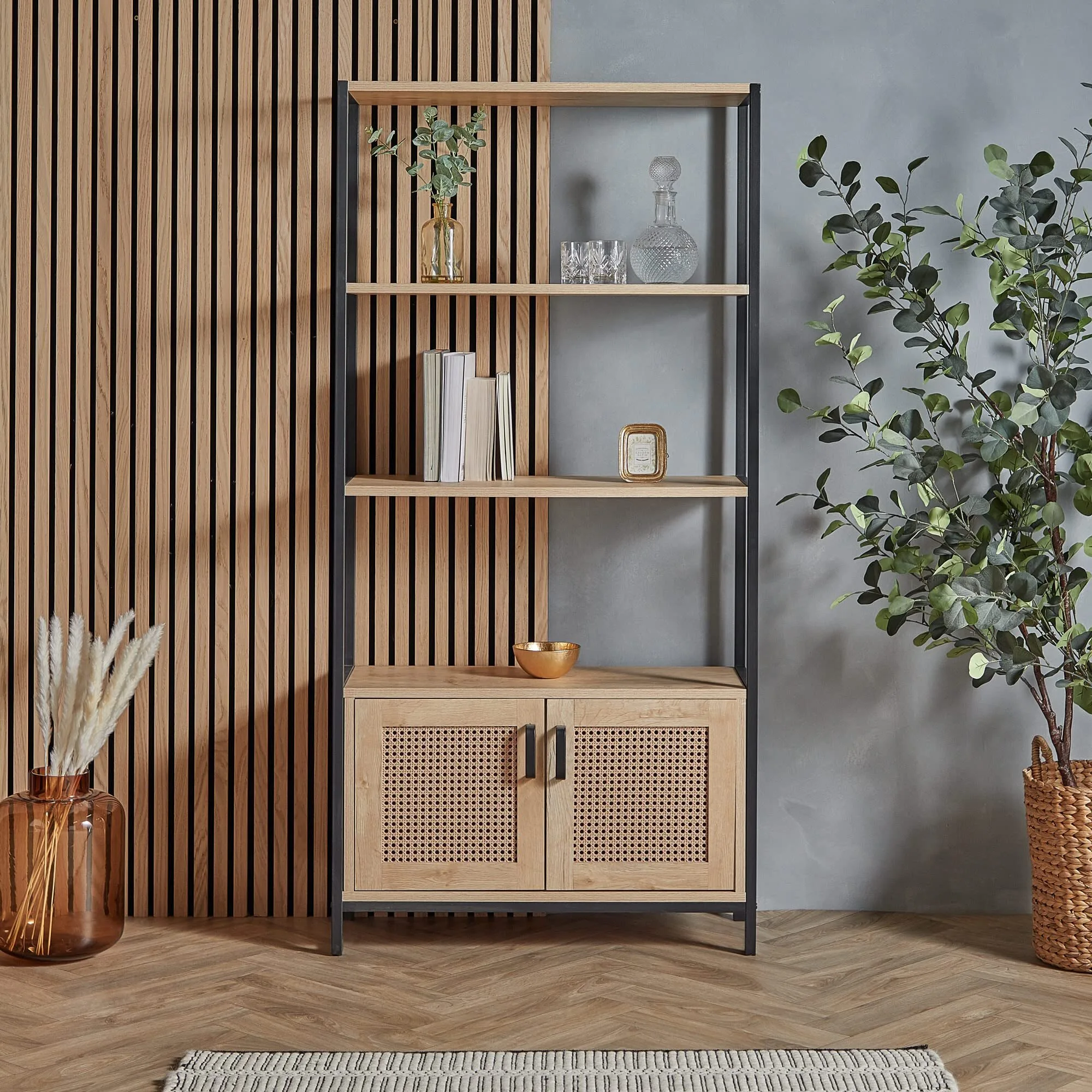Estantería de ratán - estantería alta con puertas para la sala de estar - una unidad de estantería de efecto de madera ligera con 3 estantes abiertos & AMBOJO DE ALMACENAMIENTO DE BALKER - Estilo de escandi industrial para salón - Lena 1