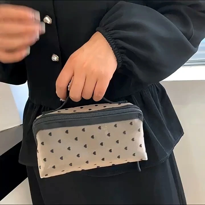 Kosmetikbeutel Nylon Mesh, herzförmige, einfache Tasche mit großer Kapazität, tragbarer High-End-Kosmetikbeutel 1