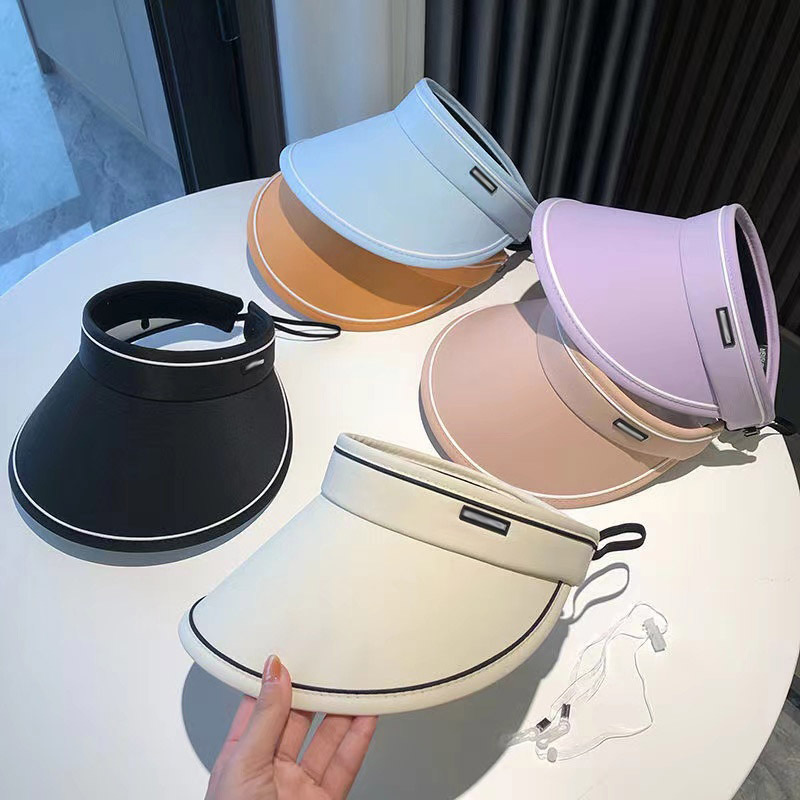 Frauen mit breiter Krempe UV -Hut