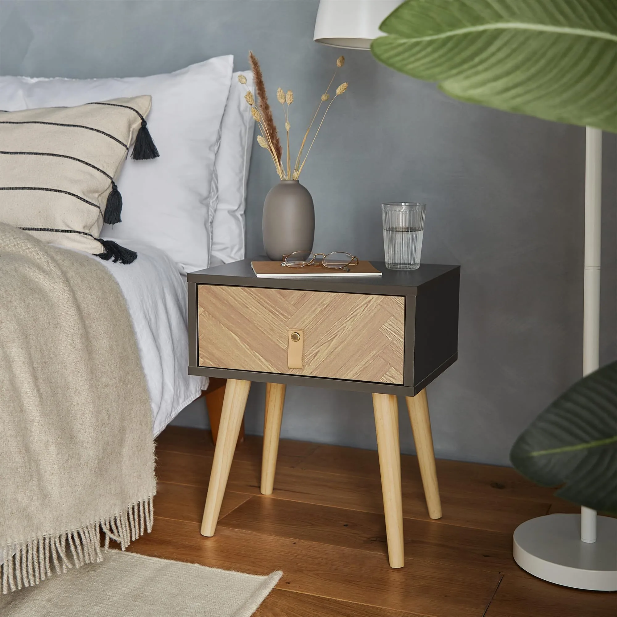 Mesa de noche - Gris & Malicera de efecto de madera para el dormitorio - Gabinete de noche de estilo escandi - Mesa lateral moderna de 1 cajón para sala de estar con patas cónicas & Manijas de cuero falso 1