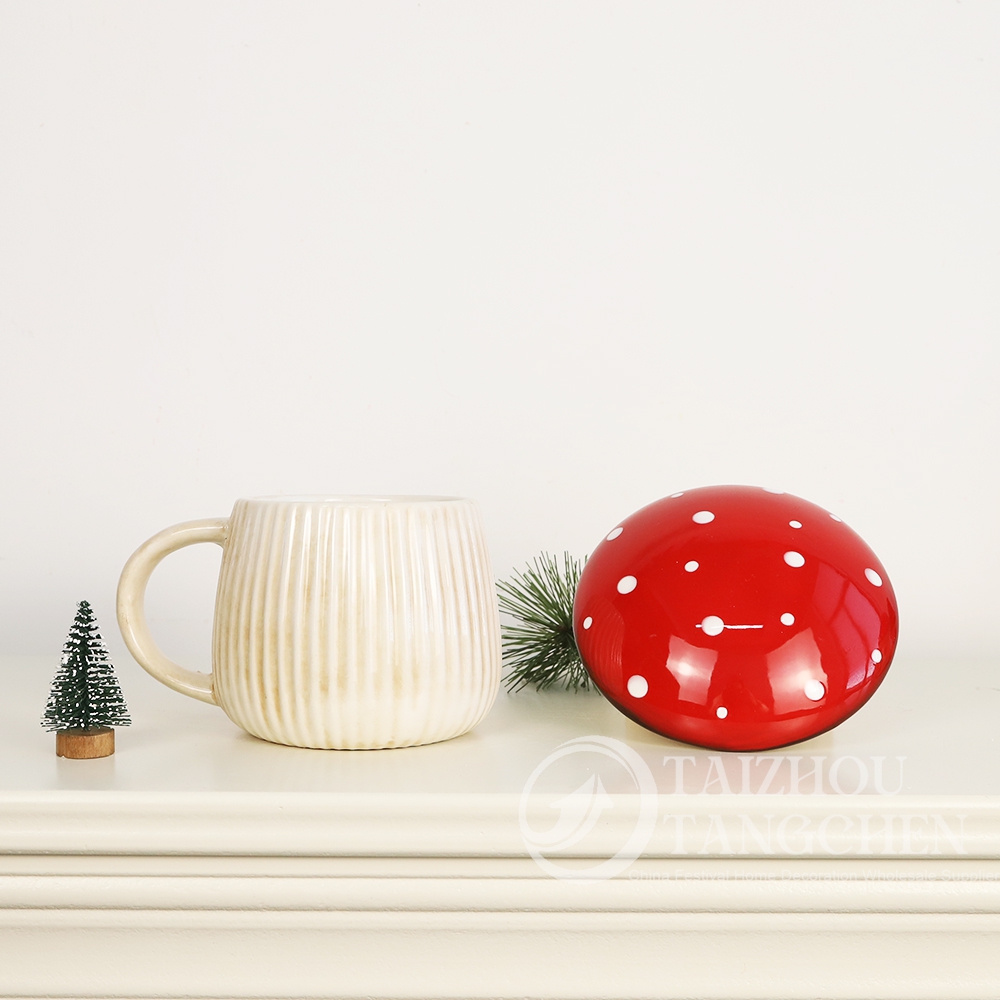 Küchentabelle Weihnachtsgeschenke Keramik Pilz Abendessen Desktop rote Pilzdekorationen 8