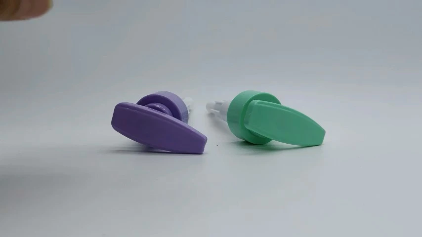 Bomba de loción de plástico morado y azul, superficie lisa. 1
