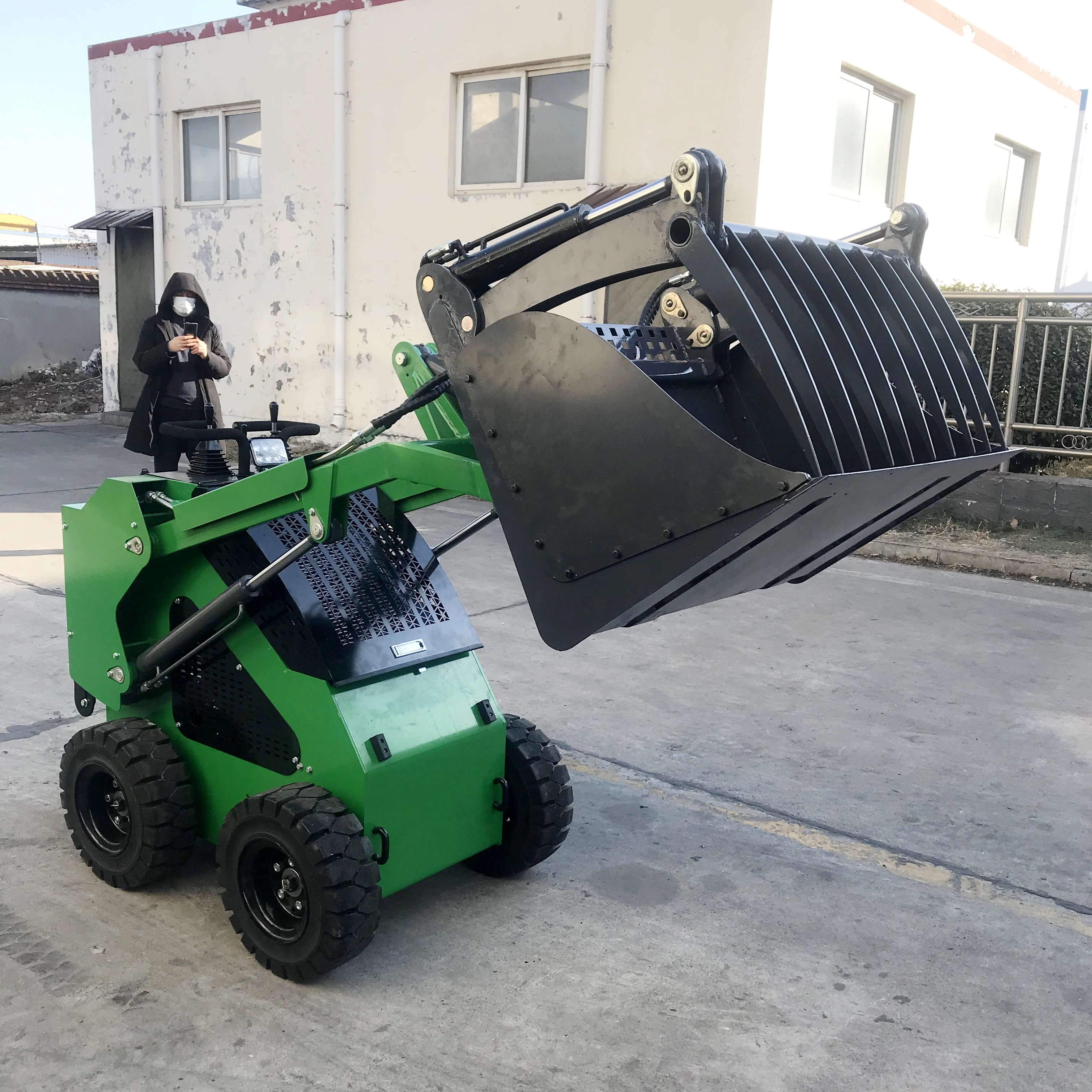 Mini-chargeuse compacte à conducteur debout CE EPA Euro5, poids de la machine 1 000 kg, capacité de charge 300 à 400 kg 1