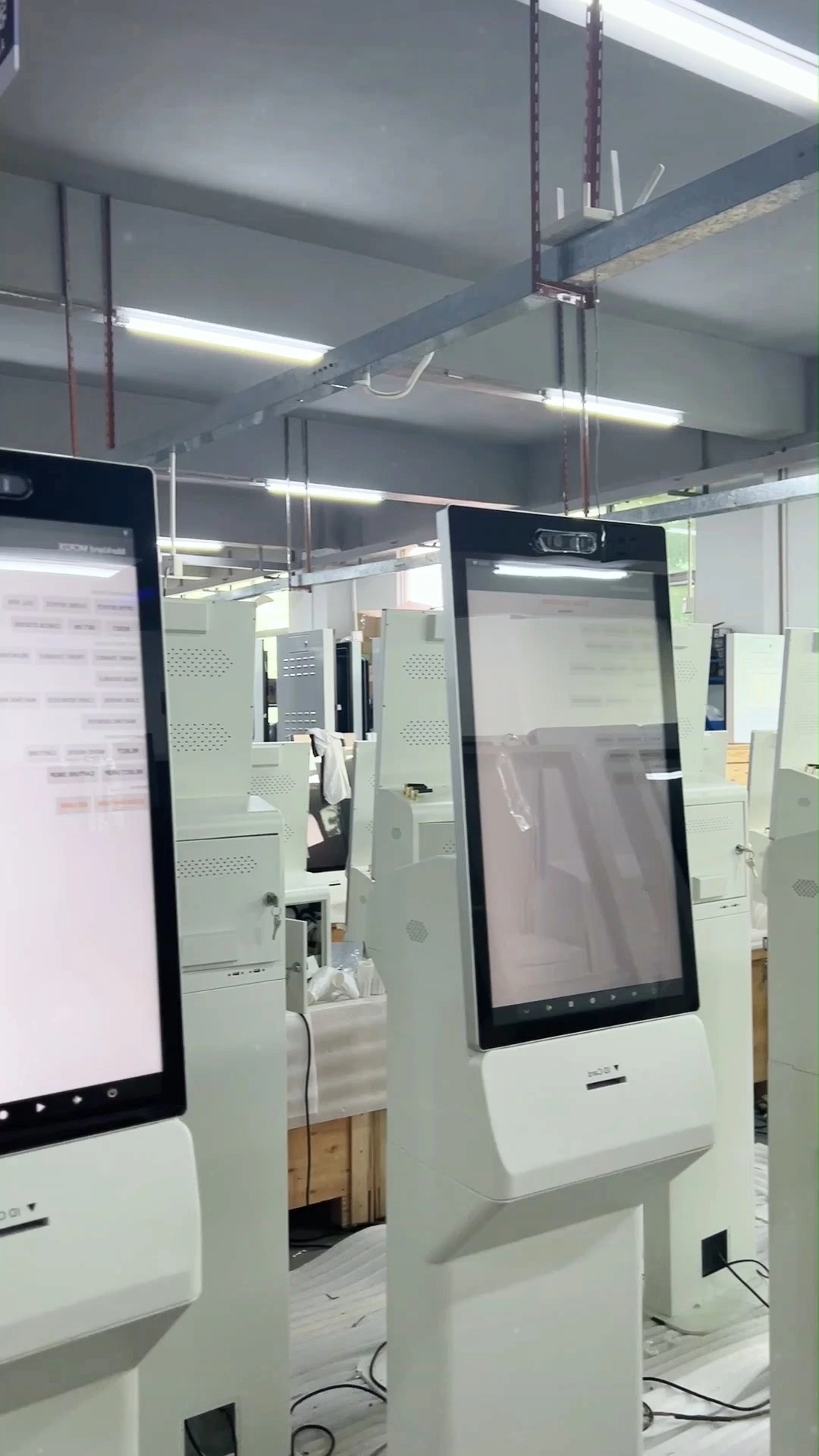 壁掛式醫院自助服務終端，配備二維碼掃描器、非接觸式讀卡機和熱感式印表機 1