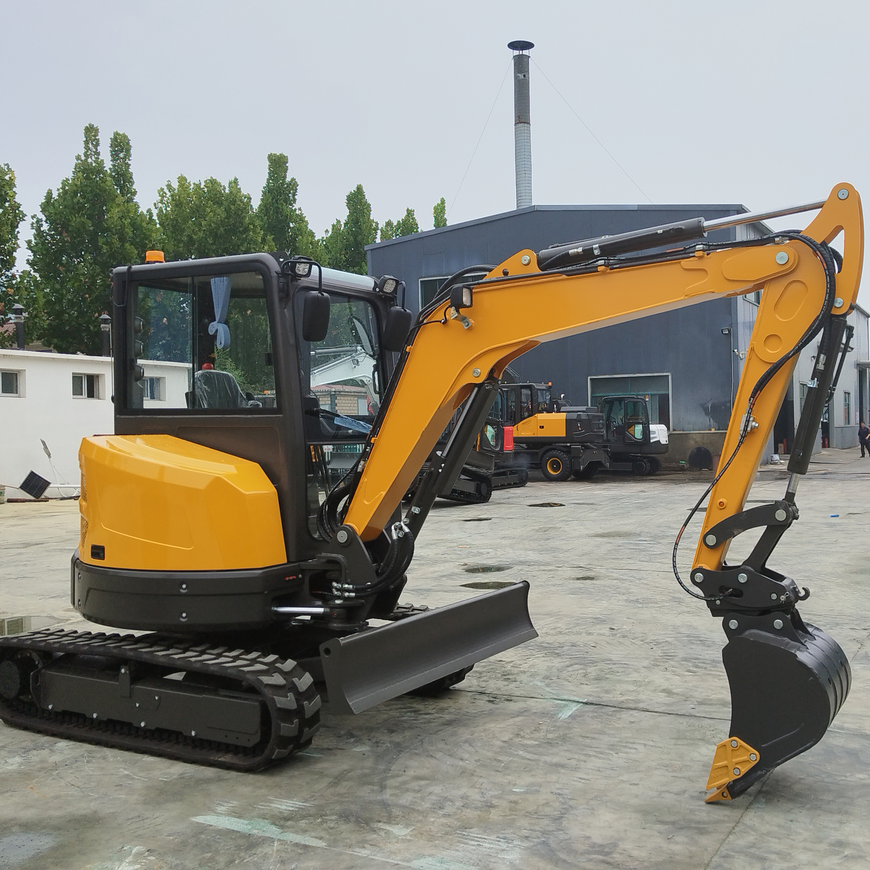 Mini-pelle de 4 tonnes avec cabine fermée, bras pivotant et système hydraulique puissant et fiable 2