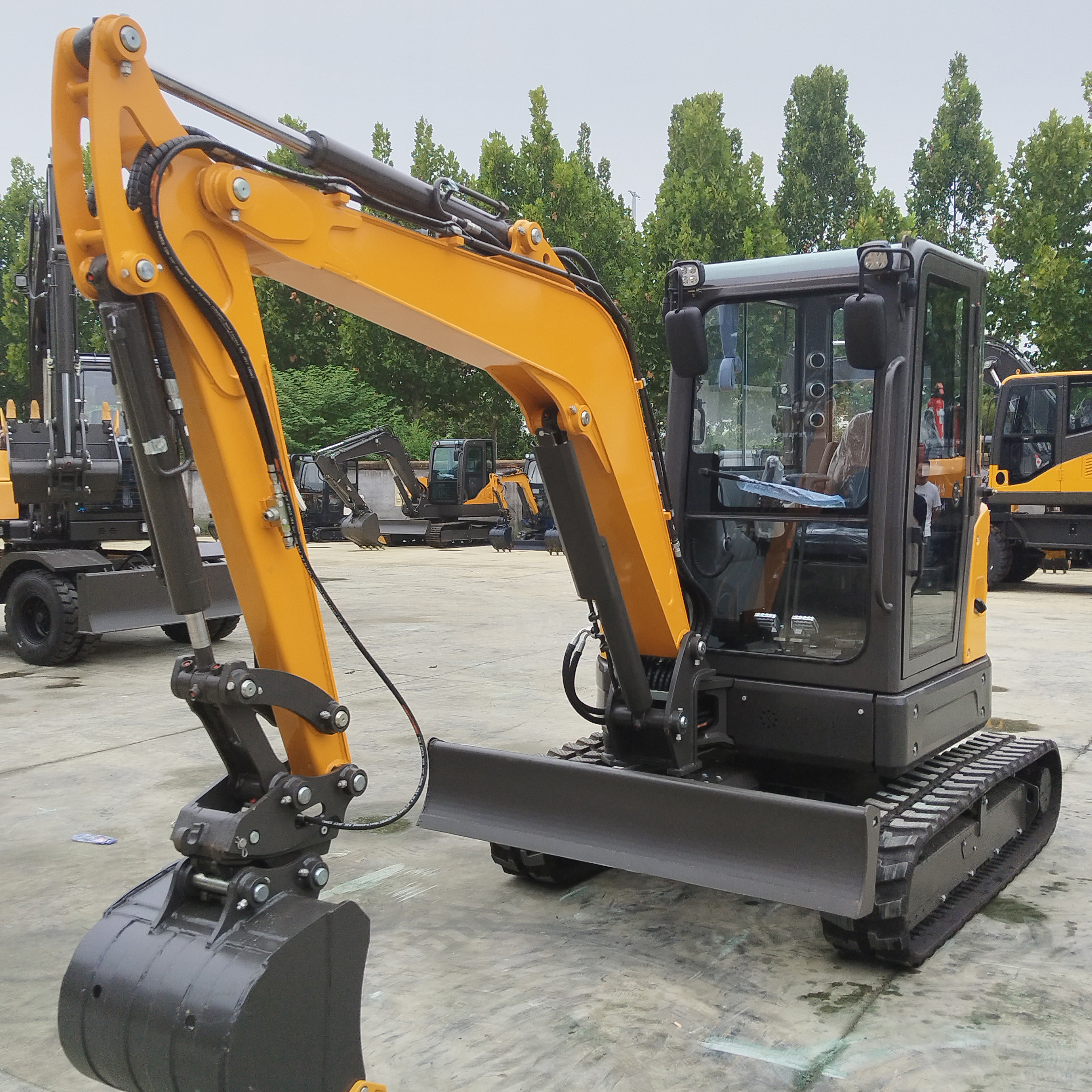 Mini-pelle sur chenilles de 4 tonnes avec cabine climatisée et moteur dissimulé. 5