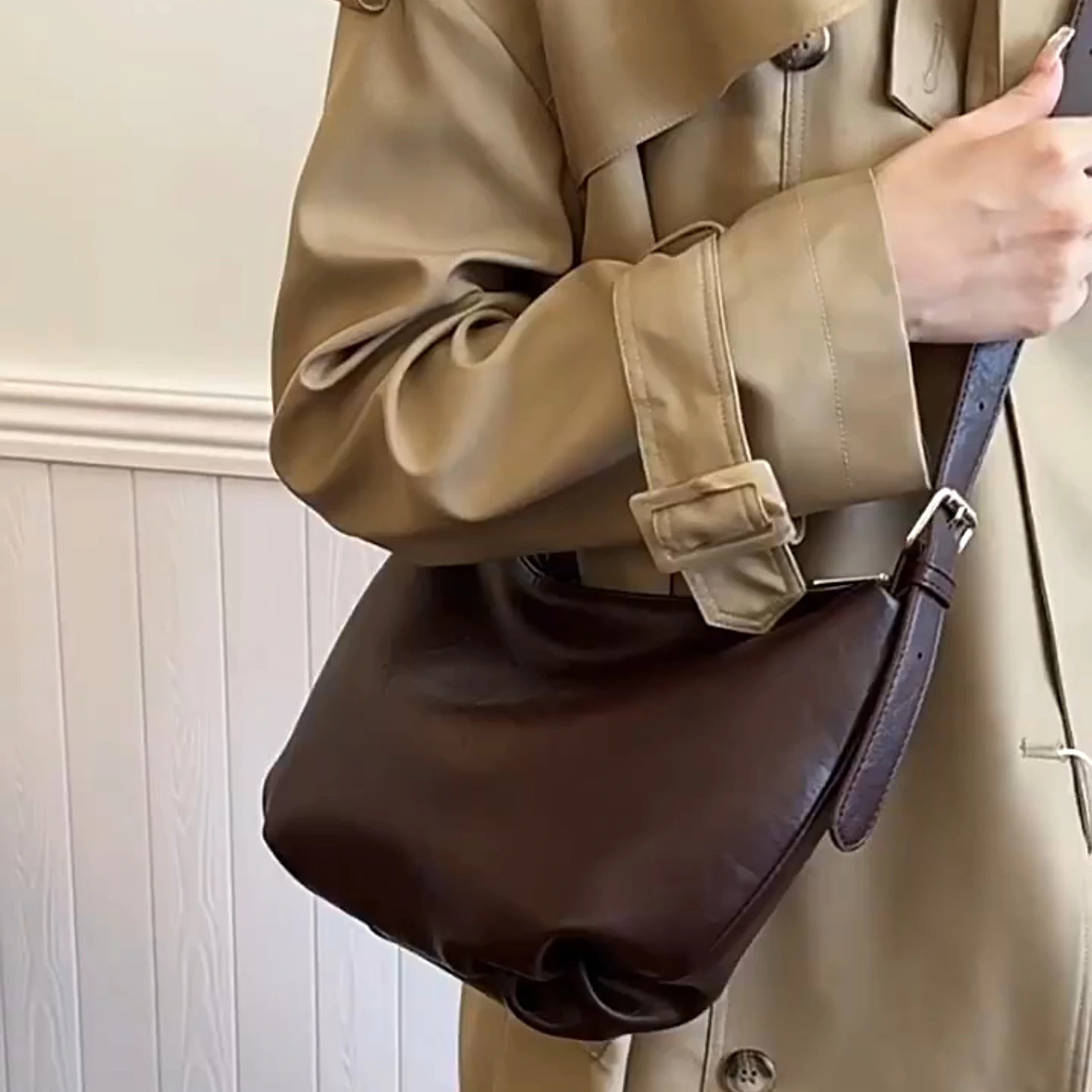 Borsa a tracolla in pelle morbida retrò, borsa a traversa versatile semplice e casual, borsa per gnocchi di grande capacità di nicchia 1