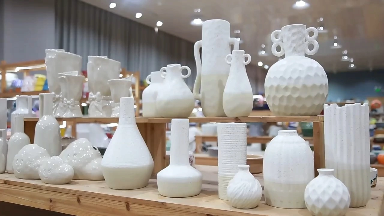 Un vaso di fiori irregolari a forma di una bottiglia di bevanda arancione alla moda 1