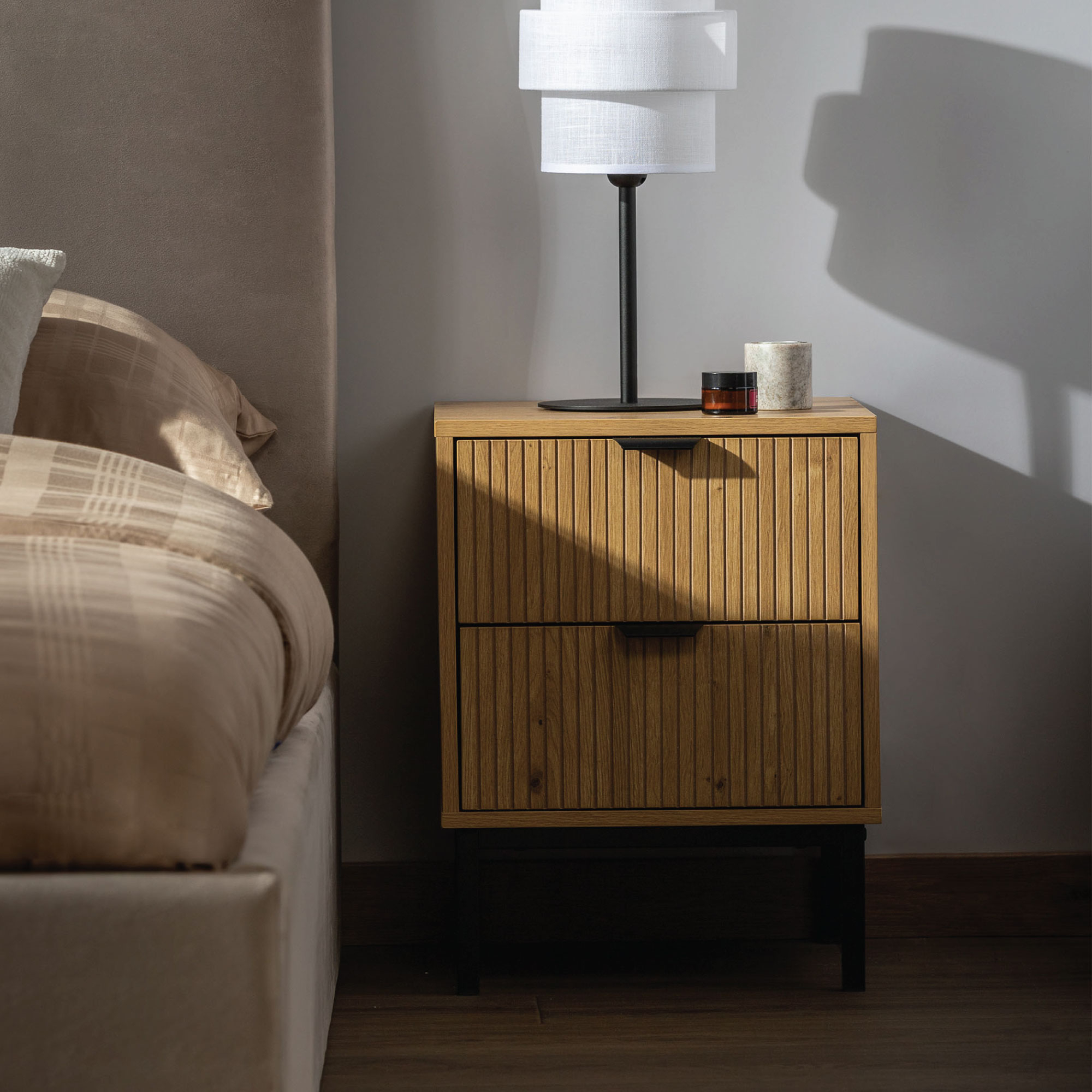 Palilla de noche con ranuras Sala, stand de noche, mesita de noche moderna de mediados de siglo, mesita de noche con cajón de listones sin costuras, dormitorio de mesas finales con patas de metal, soporte de noche para dormitorio 1