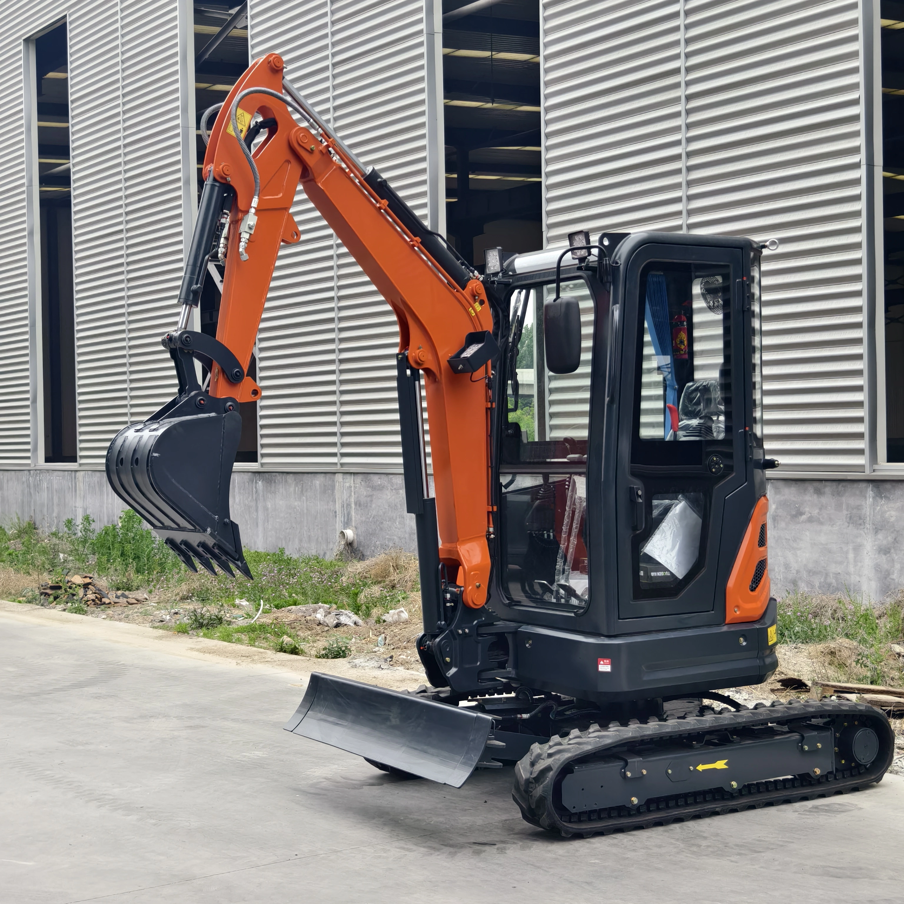 Miniexcavadora diésel de 2,5 toneladas, excavadora de orugas hidráulica de doble velocidad con motor oculto 1