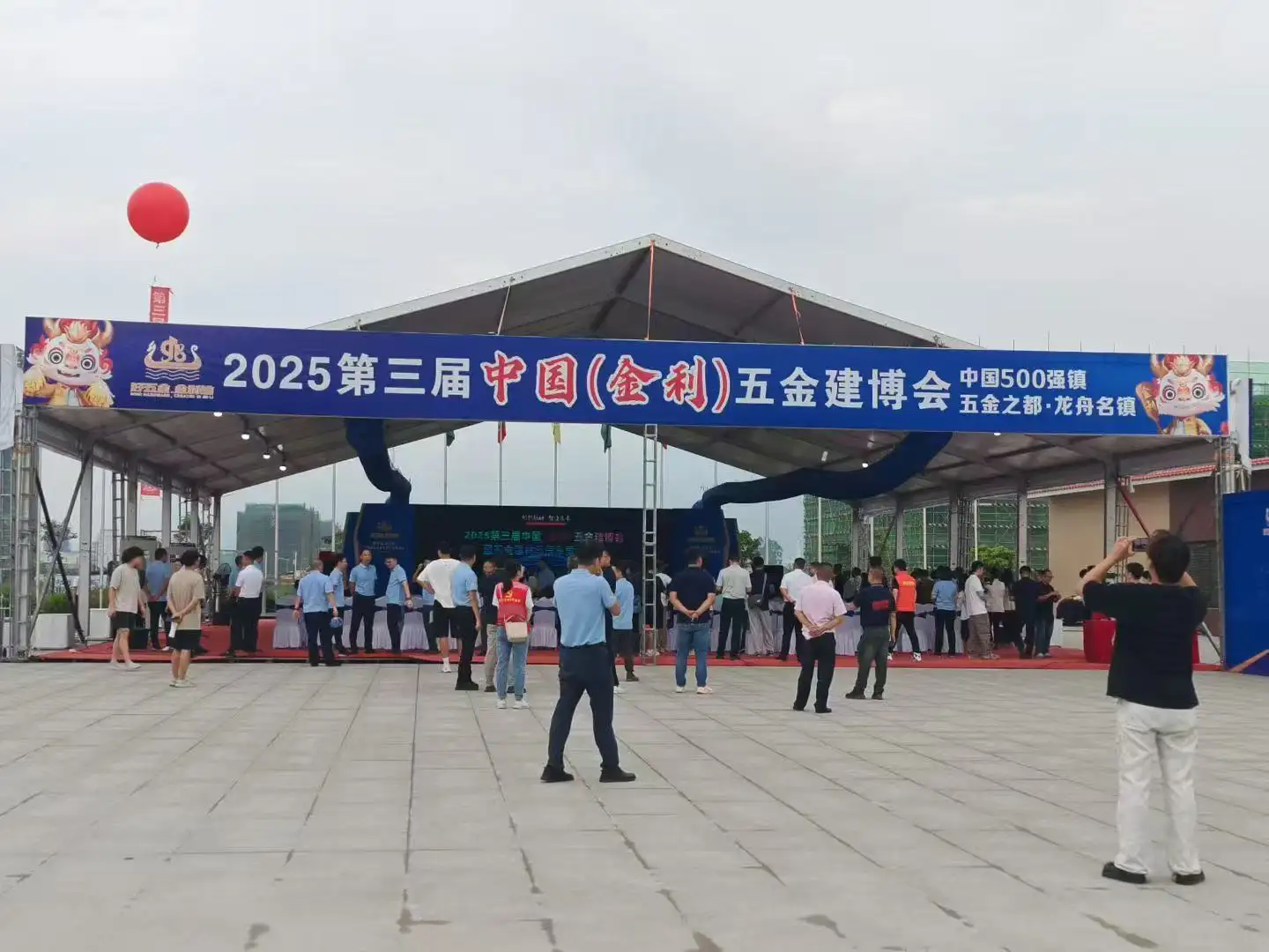 The Custom Edge: Black Metal Table Bases for Modern Home Brands 1