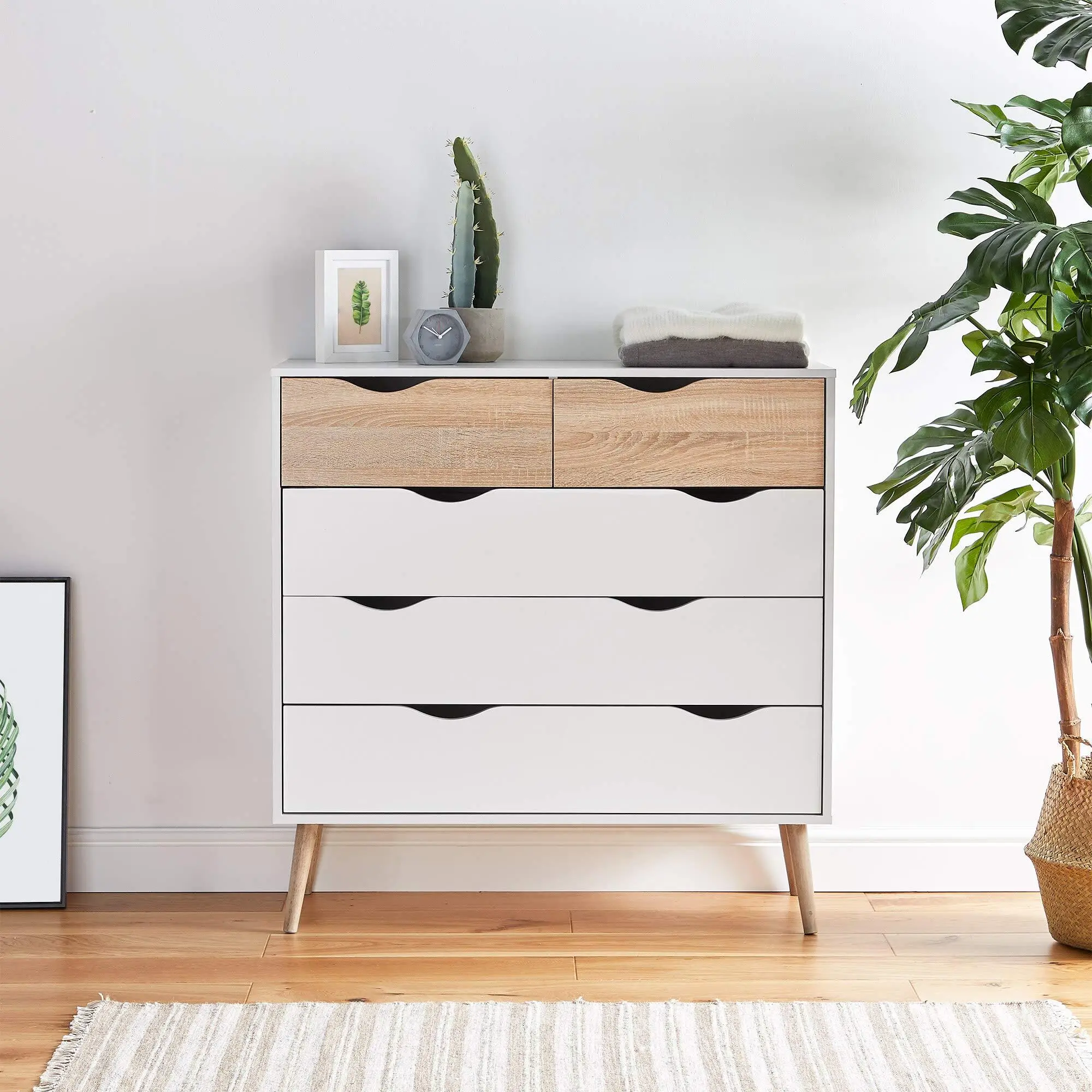 Fiche de tiroirs du combohome - 5 tiroirs commode - blanc & tiroirs de chambre à effet en bois de chêne - armoire de rangement de style nordique scandi pour chambre avec des jambes effilées & Poignées découpées - mobilier moderne meubles de couloir 1