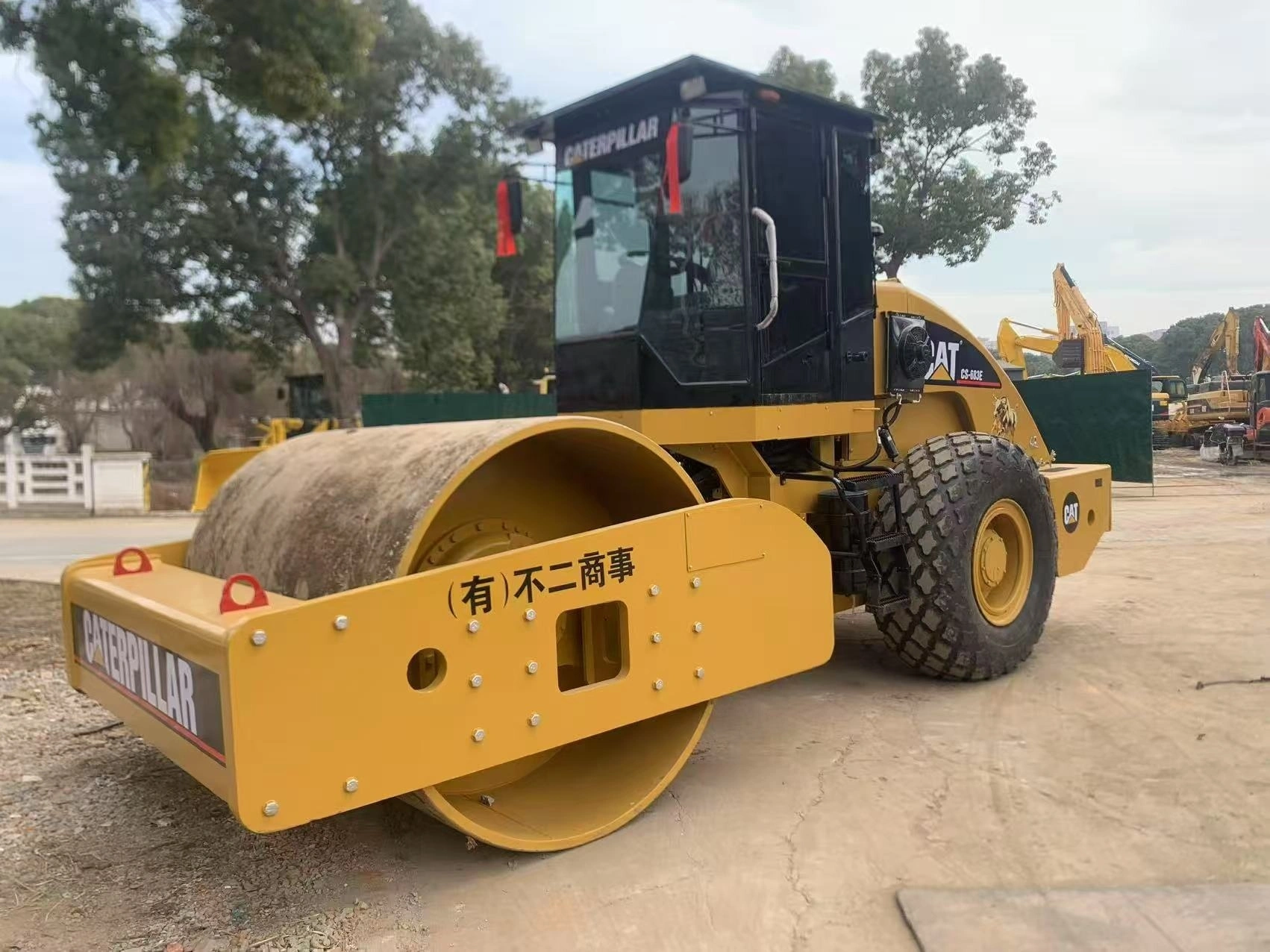 2022 Cat CA-683E rullo stradali usati di alta qualità rullo vibratorio a tamburo singolo di seconda mano in Shanghai Yard 1