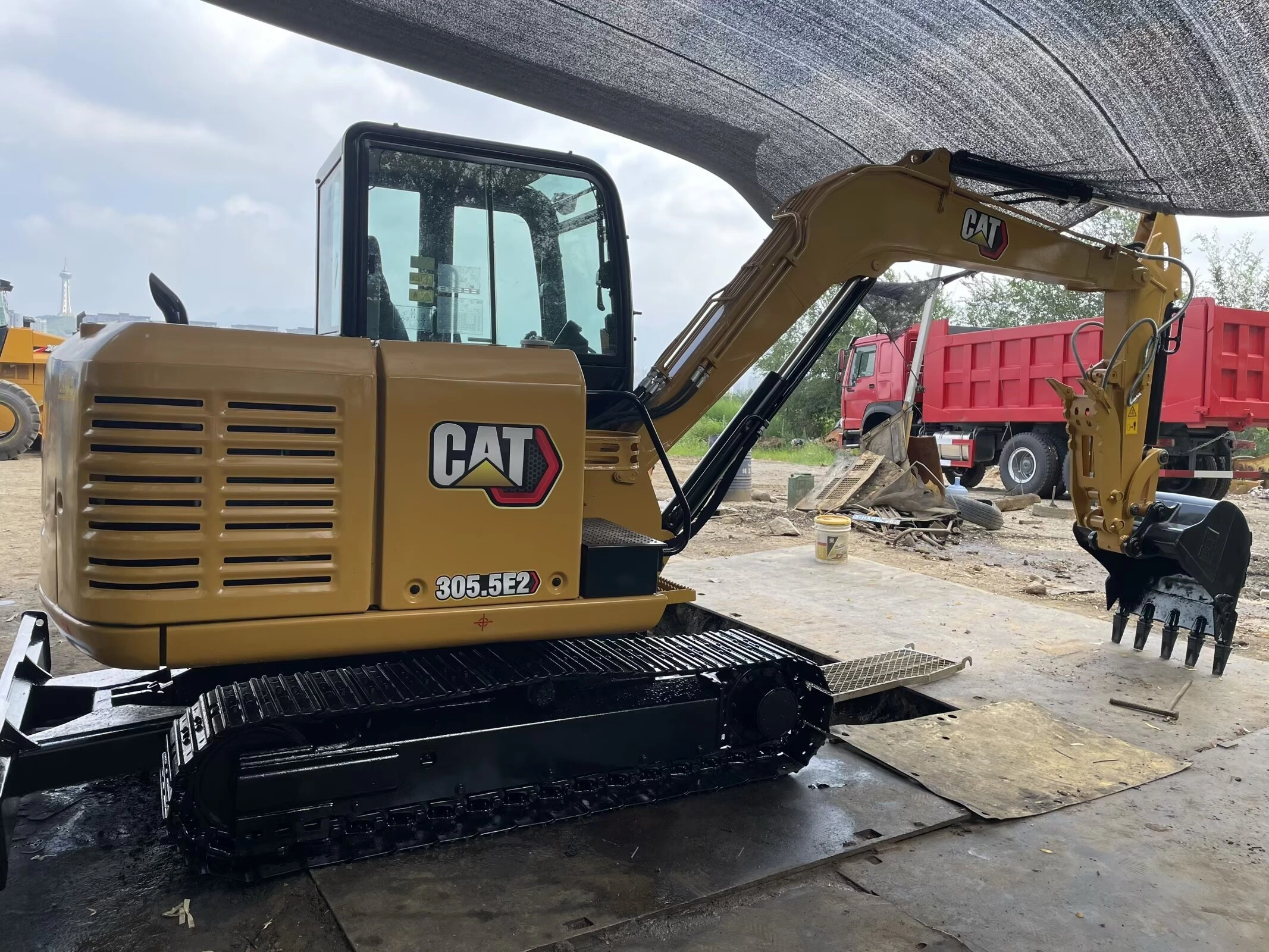 Ekskavator Bekas CAT 305.5E2 2023 5,5 Ton, Mesin Penggali Hidrolik Crawler Bekas di Shanghai Yard 1