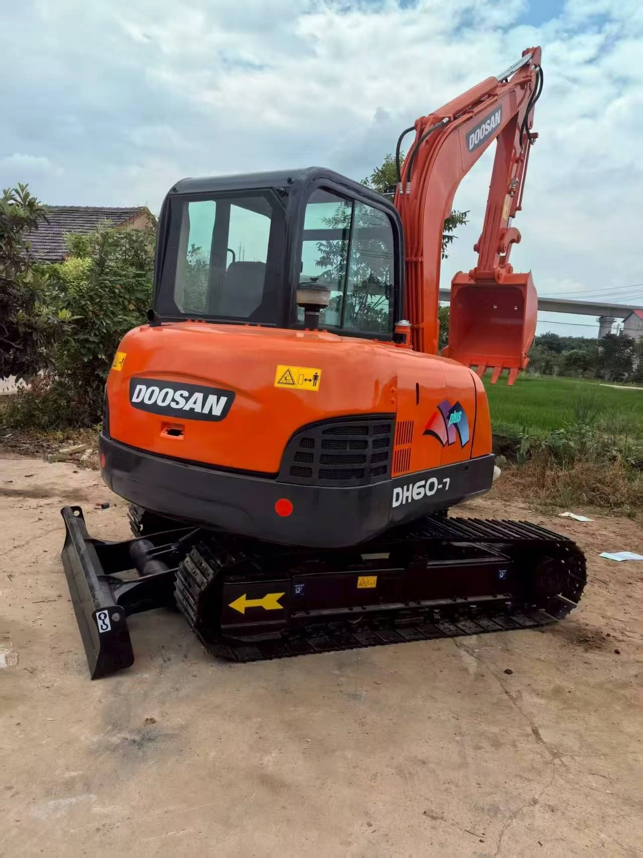Mini-pelle hydraulique sur chenilles DOOSAN DH60-7 2022, 6 tonnes, d'occasion, haute qualité, livraison internationale 1