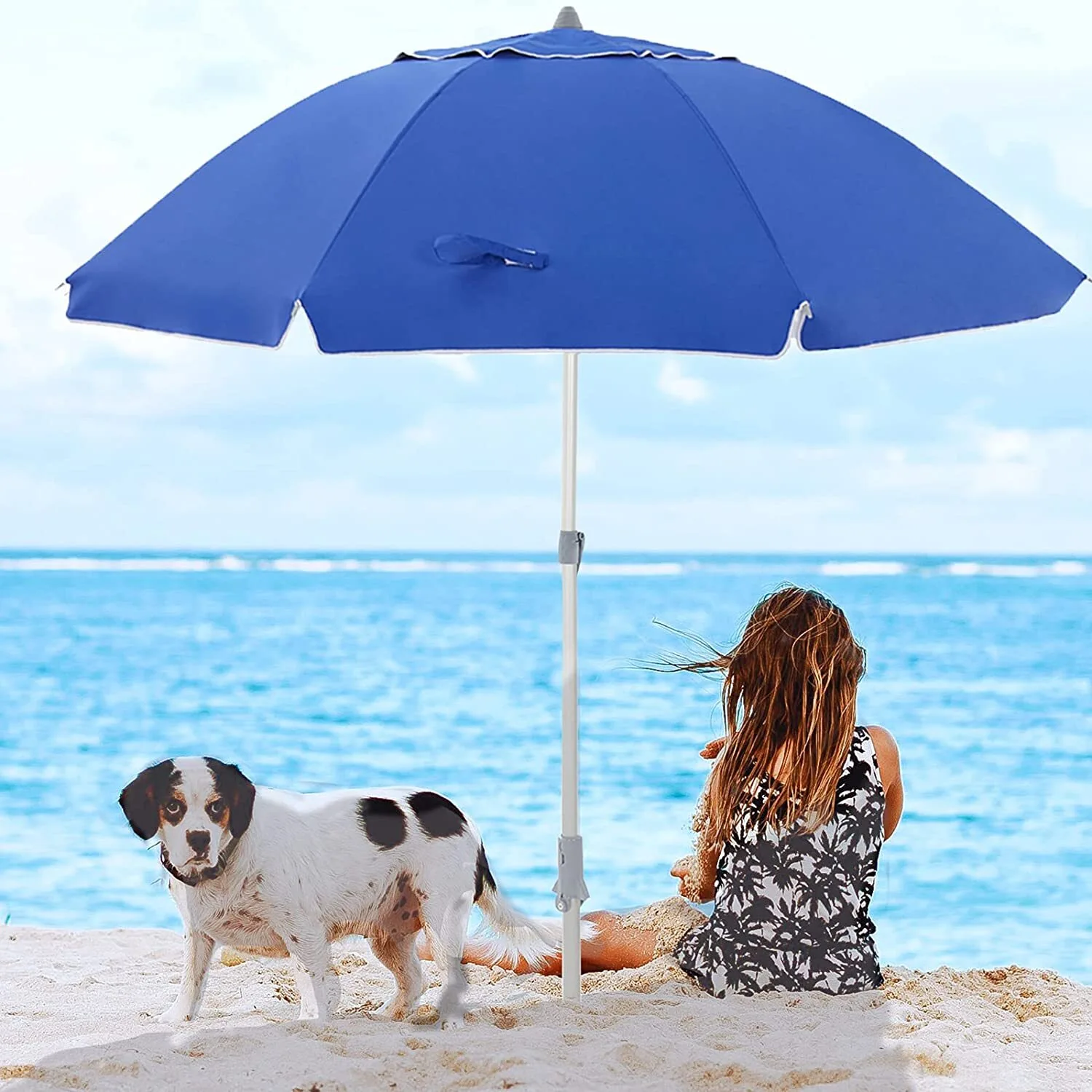 Witte stalen buis met kleine stok strandparasol draaiend en ingebracht 1