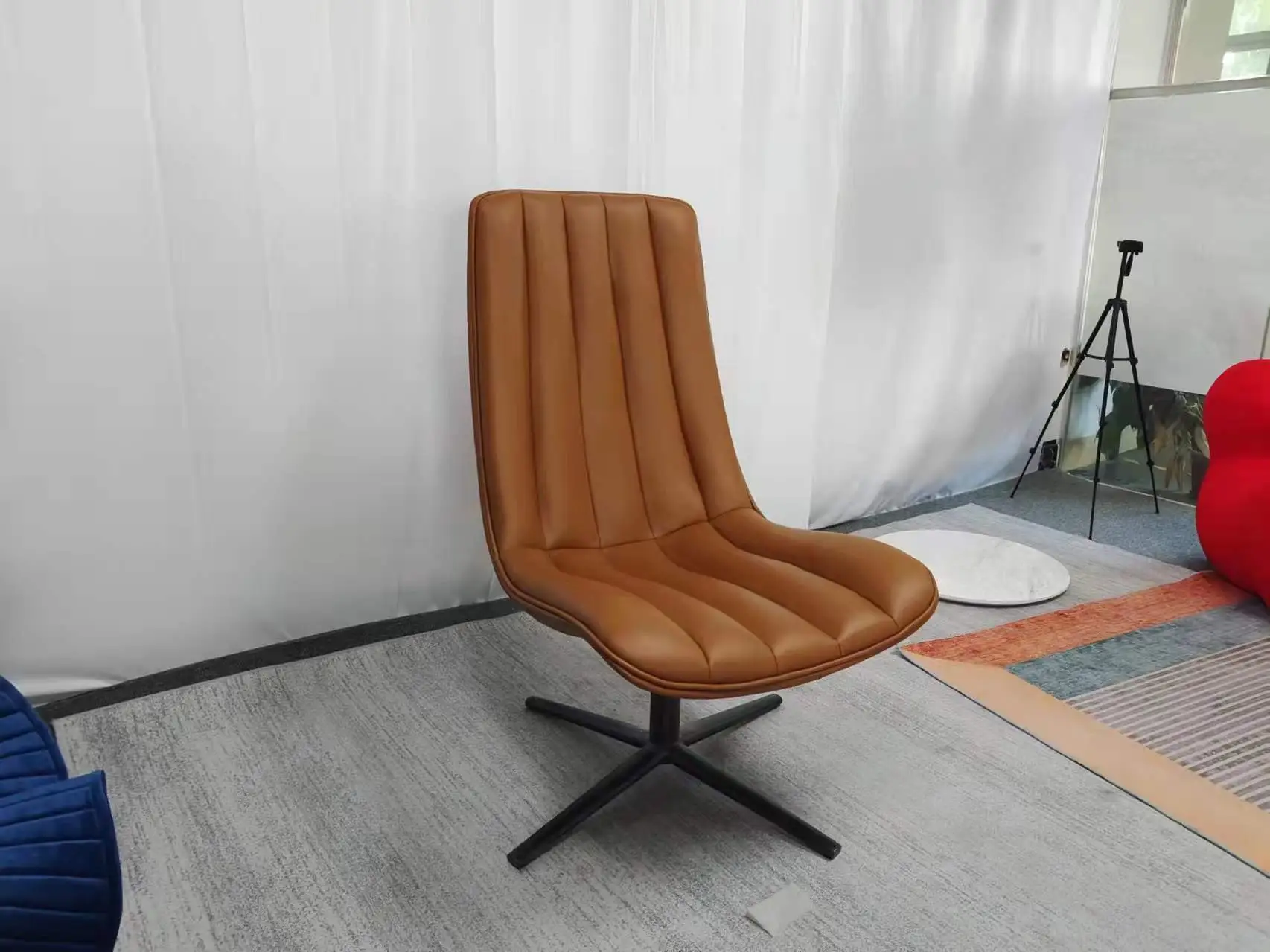 Designer's special-shaped fiberglass chair, chairman's chair, eggplant-shaped chair 1