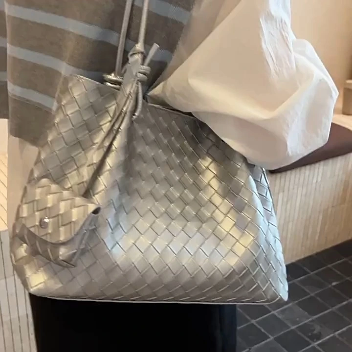 Borsa tote intrecciata alla moda, borsa a tracolla singola versatile e alla moda, borsa portatile sottobraccio di grande capacità 1