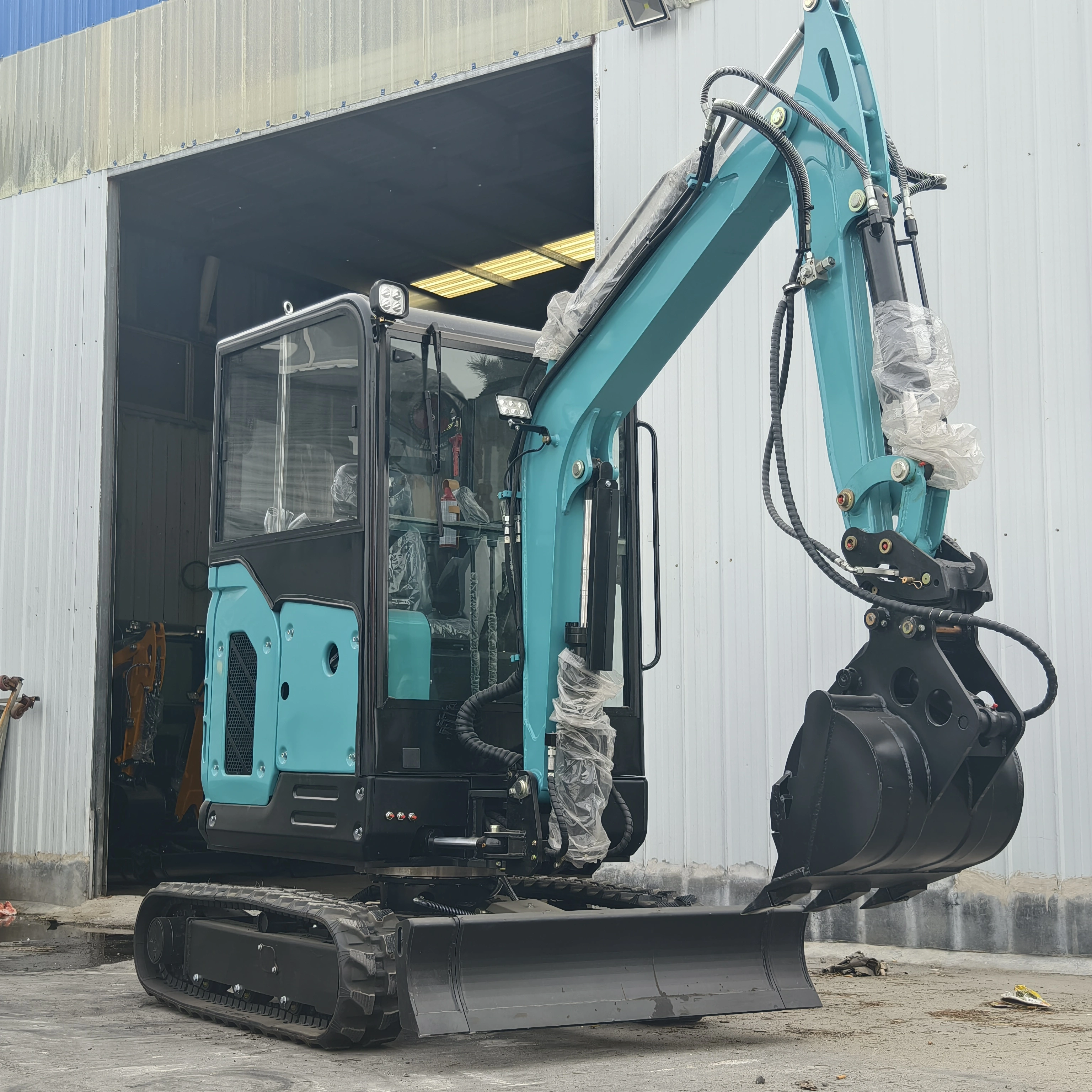 Pelle sur chenilles compacte de 2,6 tonnes, à rayon de braquage zéro, grande puissance dans un format compact 1