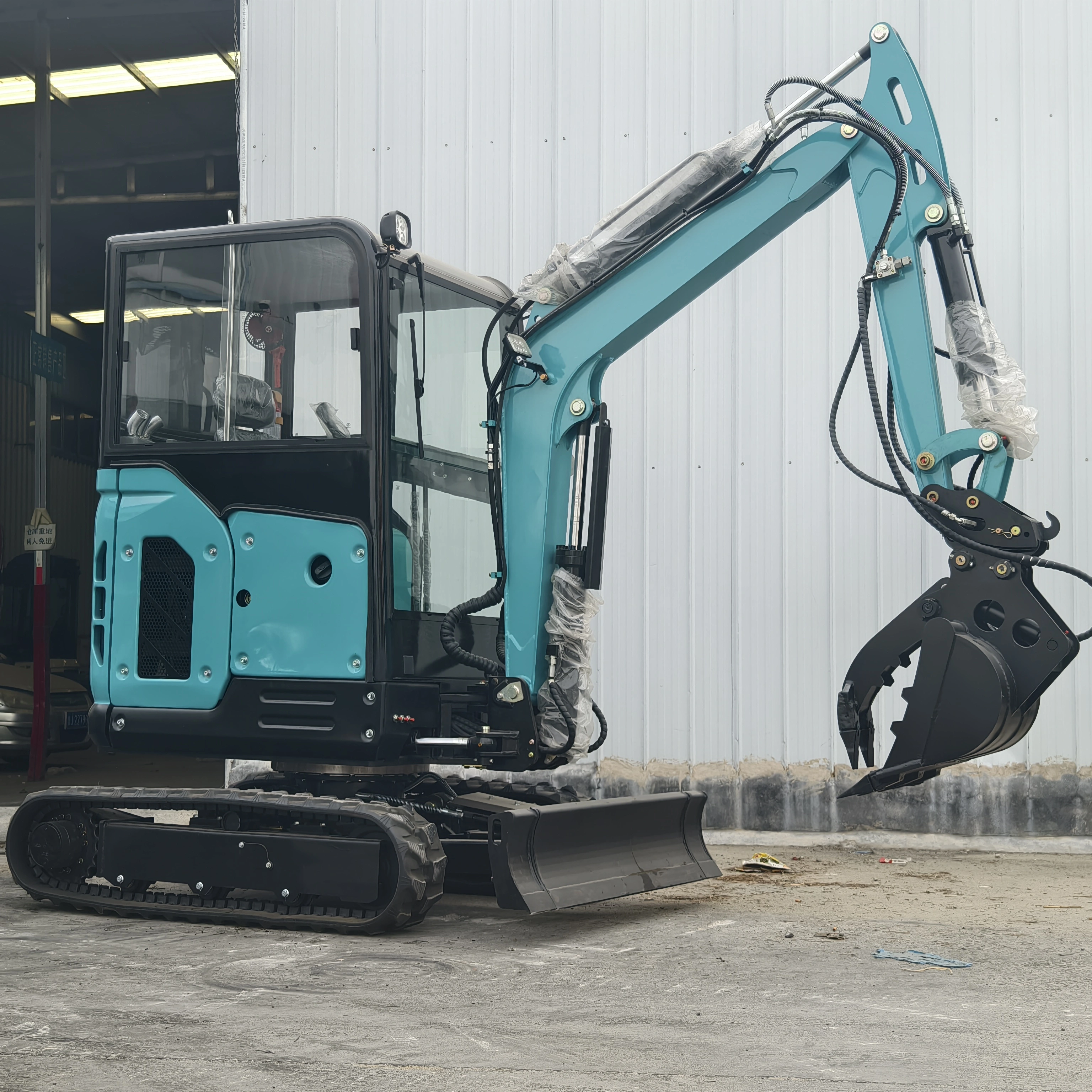 Industrial Machinery Mini Excavator 2.6Ton Earthmoving Machinery Farm Construction Excavators Machines Small Excavator Prices 1