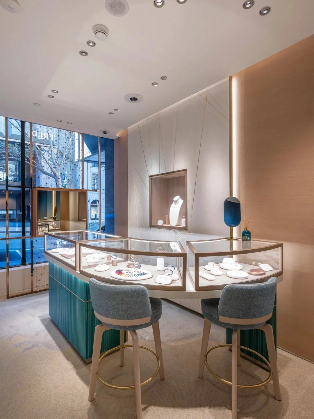 Custom Luxury Jewelry Display Cases for High-End Boutiques & Exclusive Spaces 1