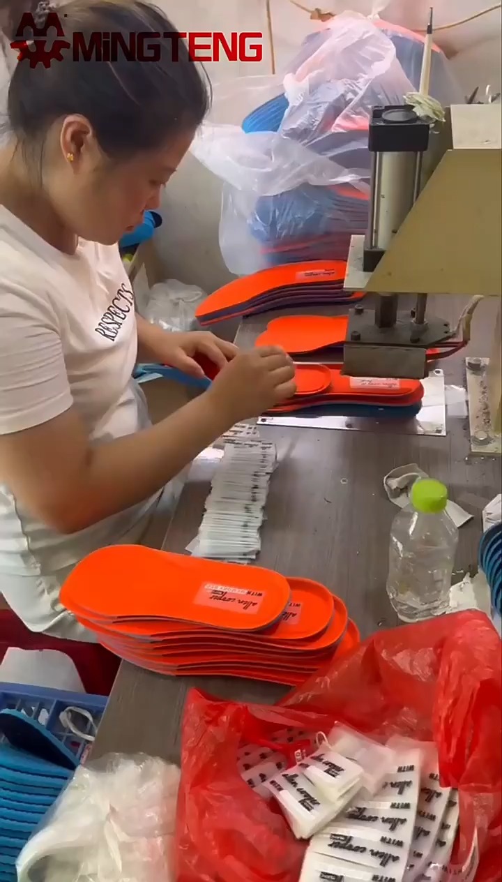 Máquina de estampación de logotipos de alta frecuencia para empeines de calzado | Equipos para el marcado de calzado